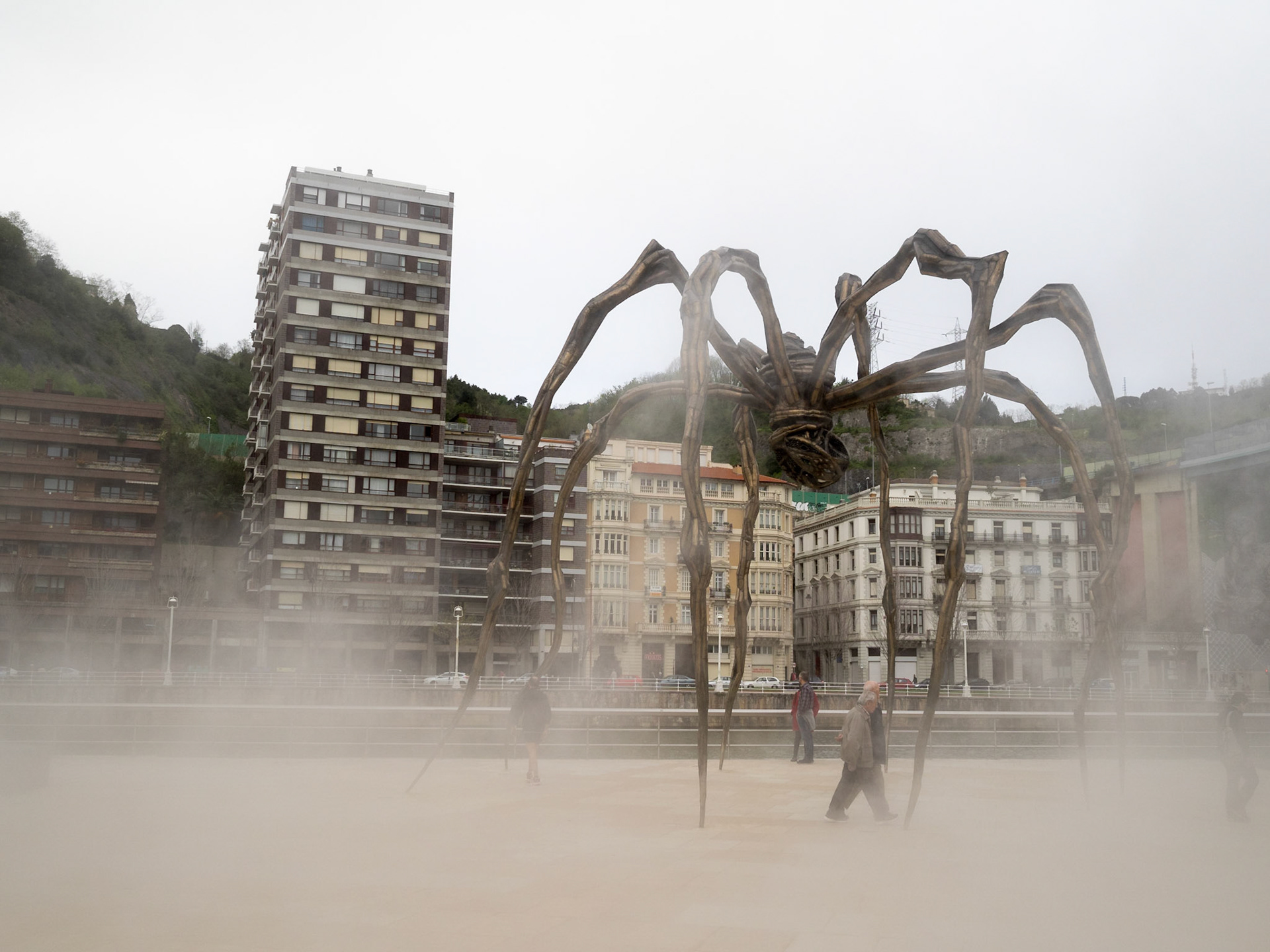 Louise Bourgeois Maman sculpture outside Bilbao Guggenheim museum