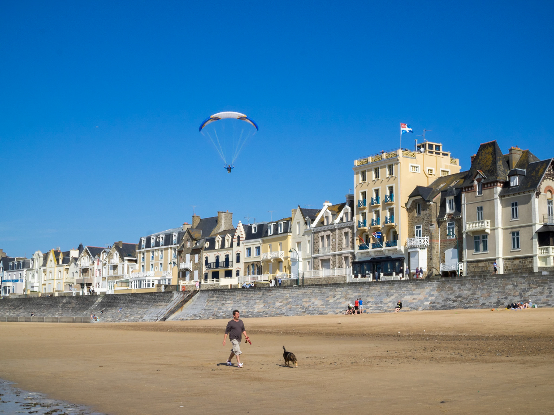 Paragliding in Saint-Malo beach