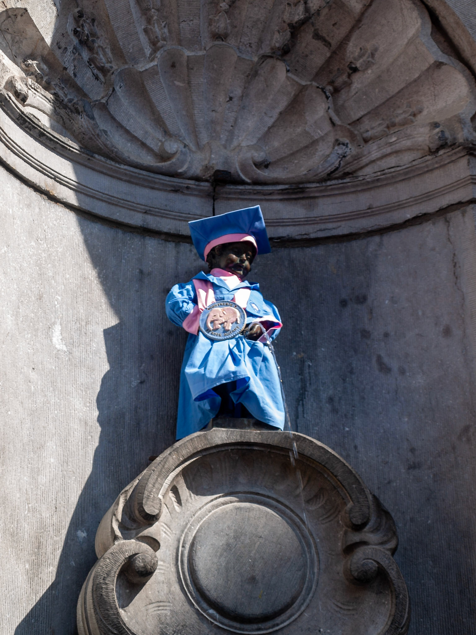 Manneken Pis statue dressed in light blue and pink Delirium Tremens garment