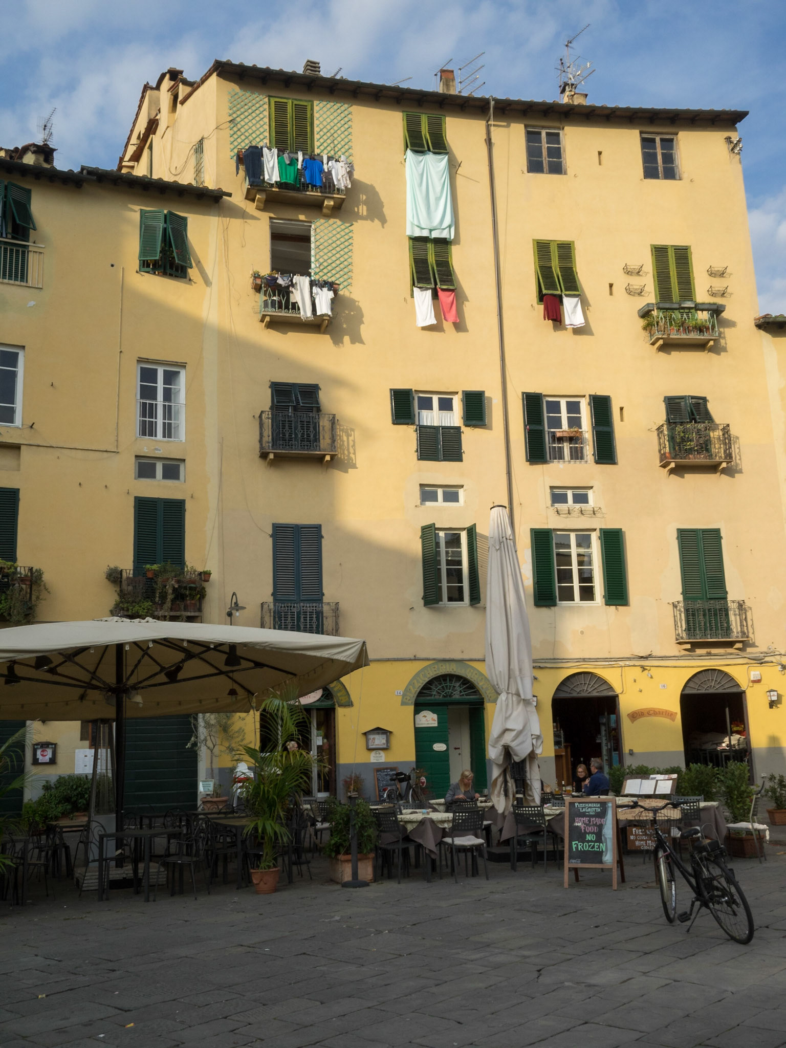 Lucca's Piazza dell'Anfiteatro