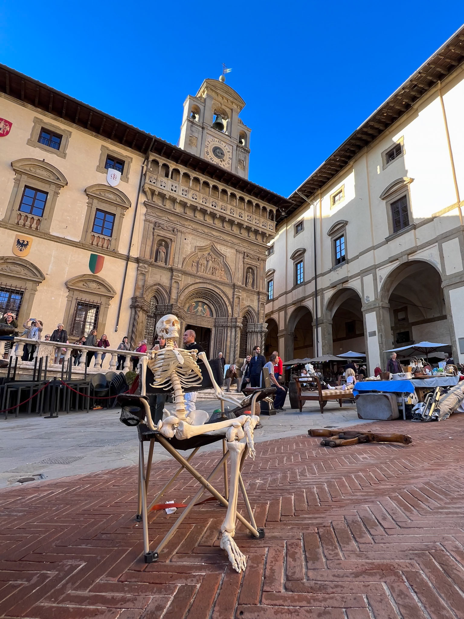 A skeleton in Arezzo's Piazza Grande antiques market