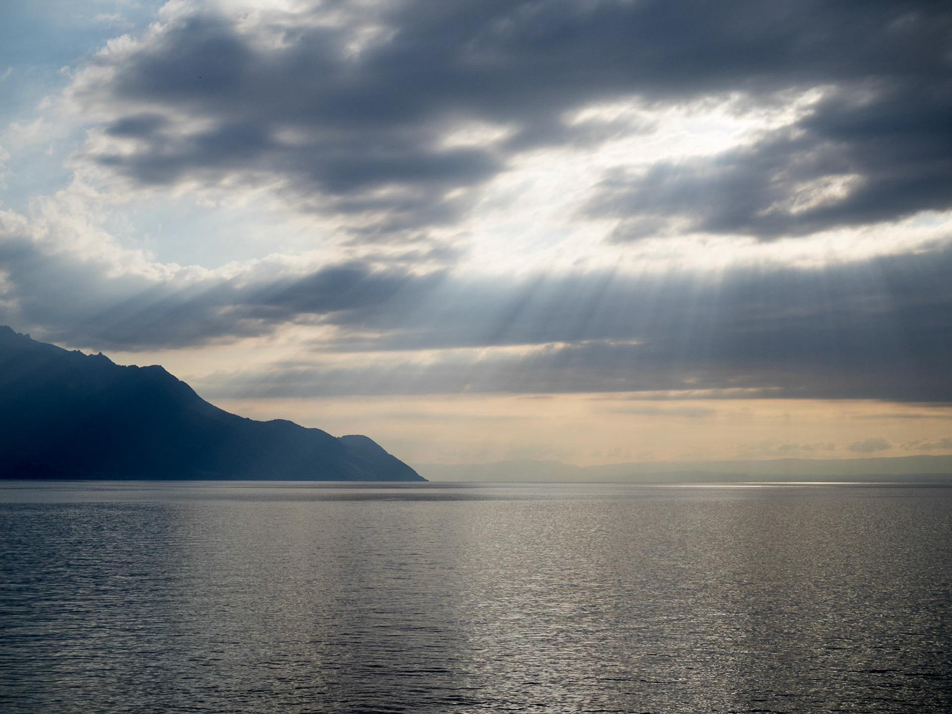 Sun rays between the clouds over Geneva lake