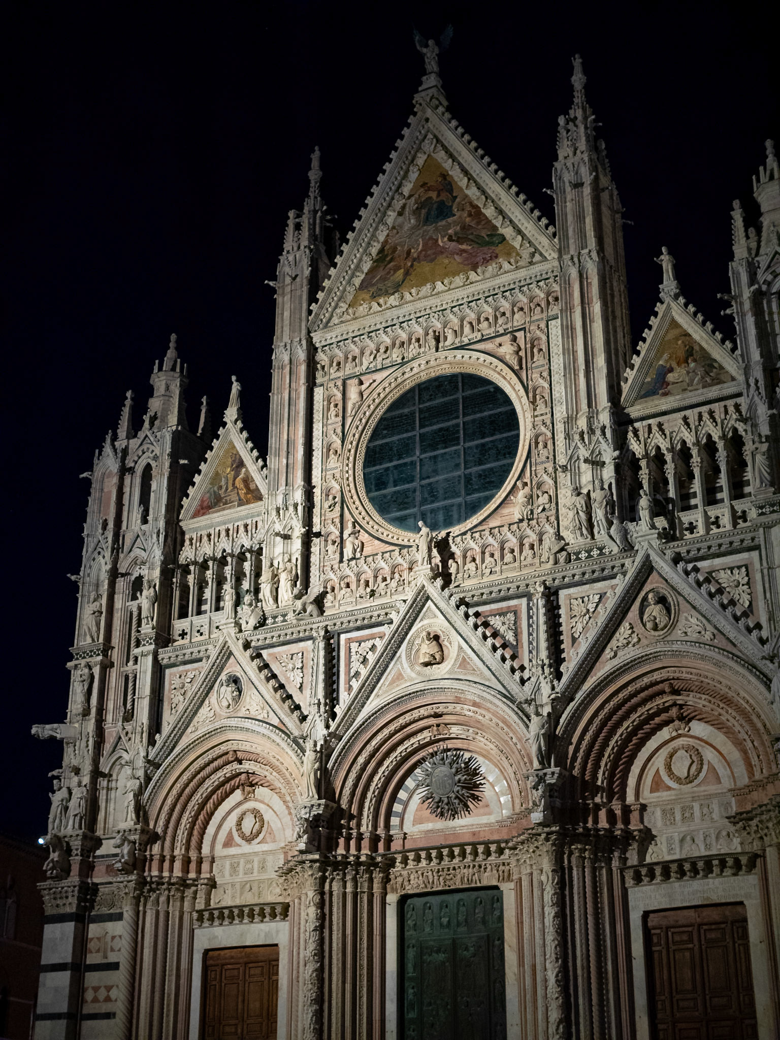 Siena Duoo facade at night