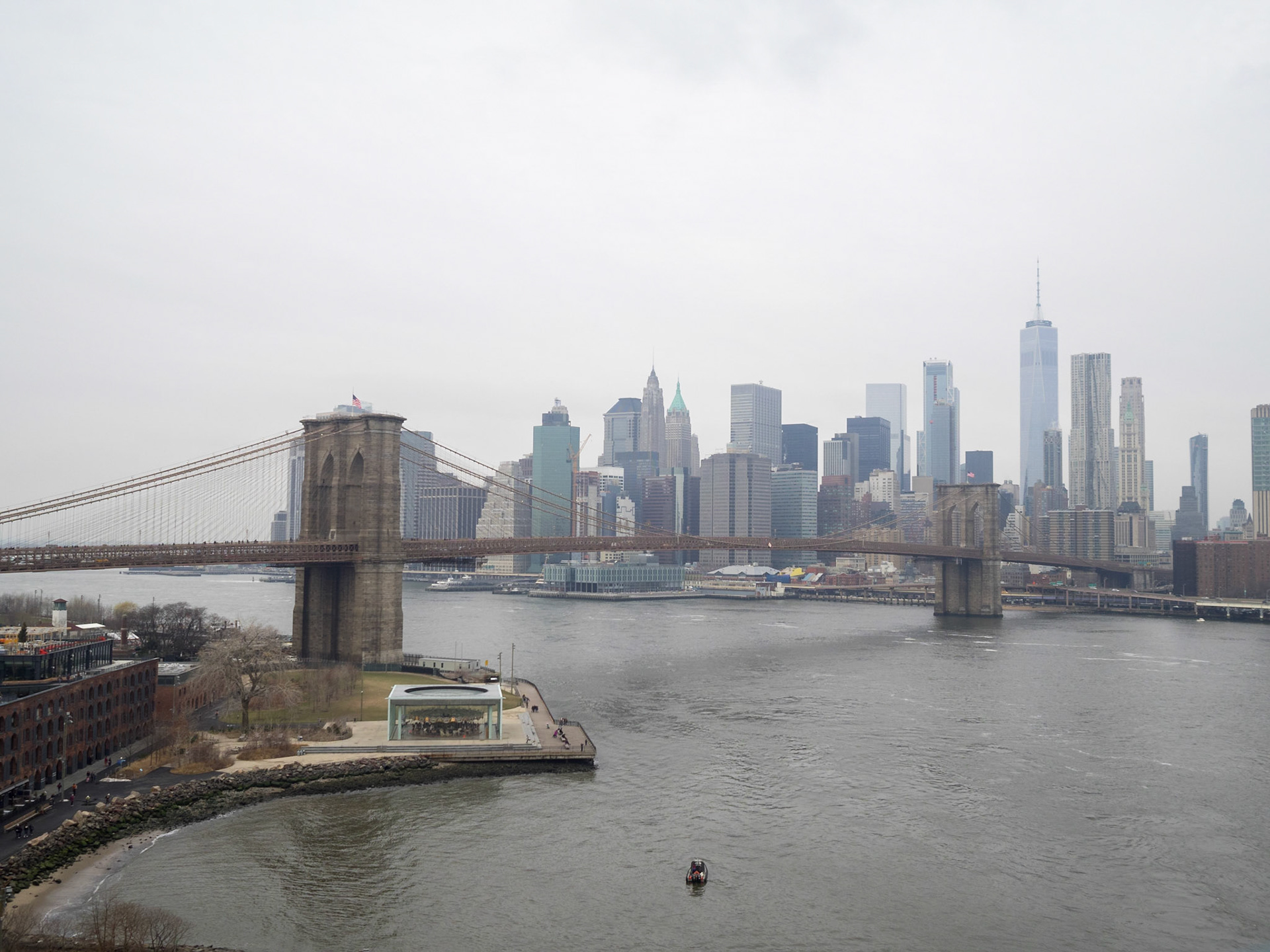 Brooklyn Bridge over East River i a foggy day
