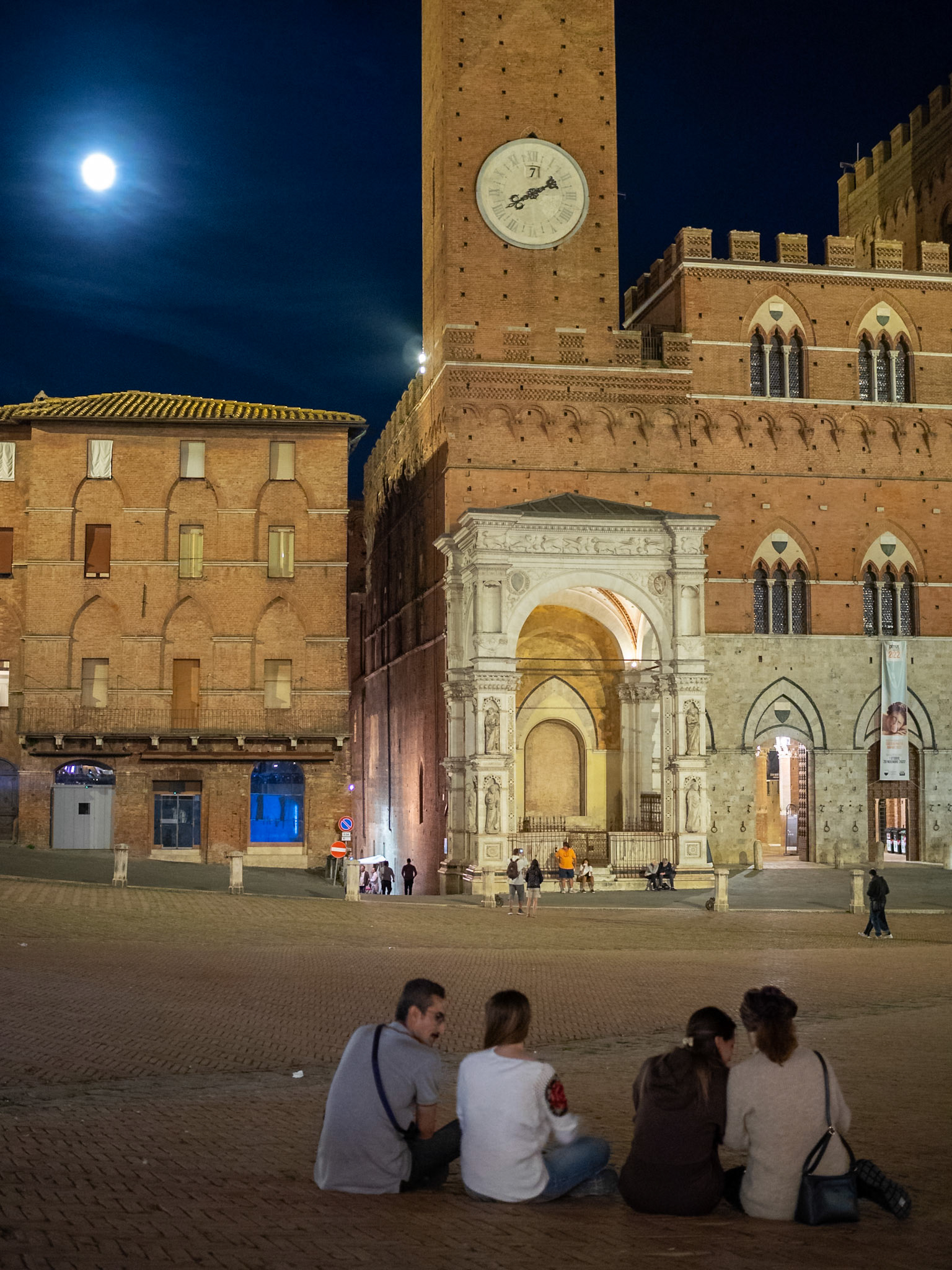 Talking at night in Piazza del Campo, Siena