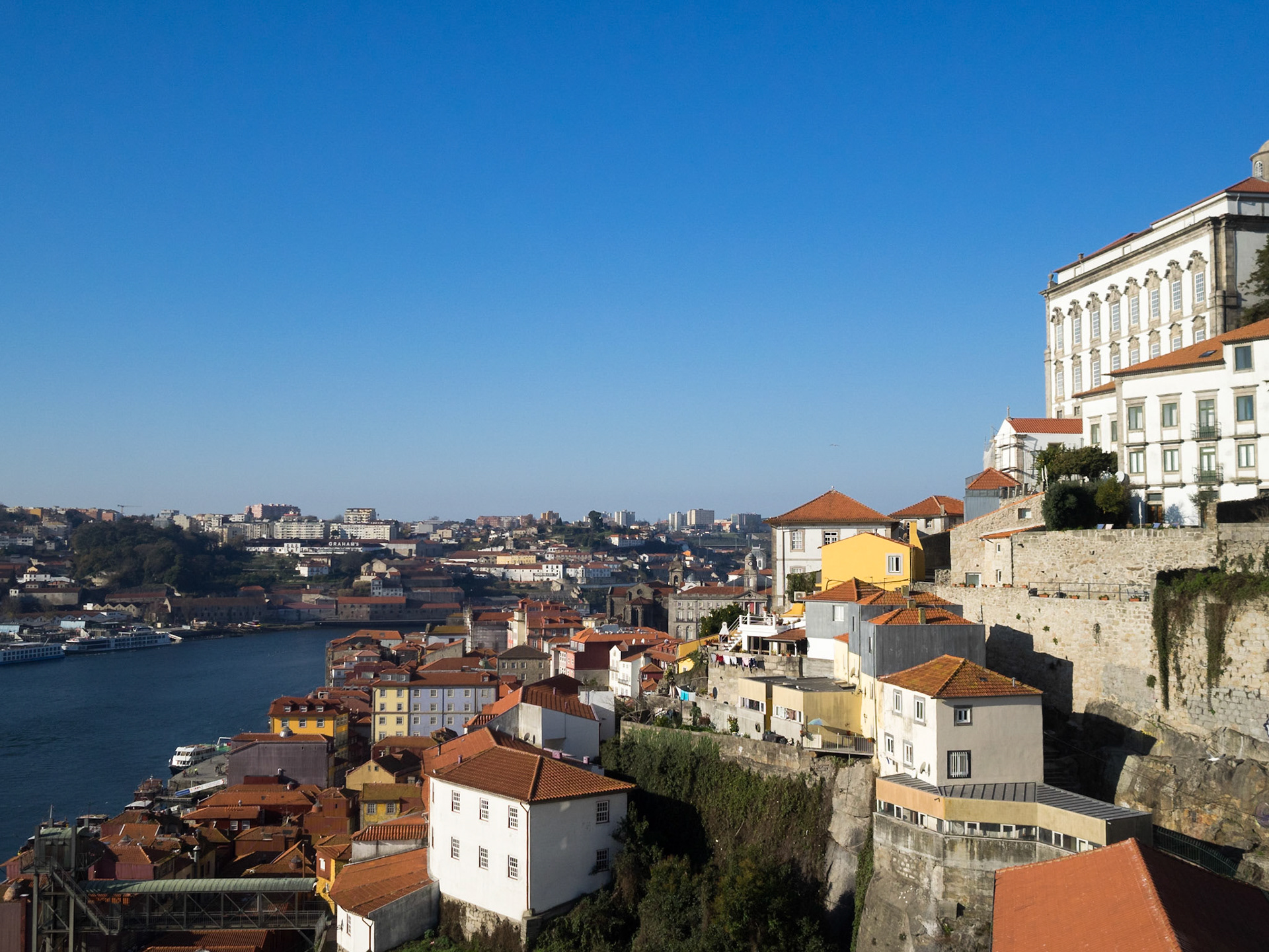 Over Oporto Sé neighbourhood building roofs