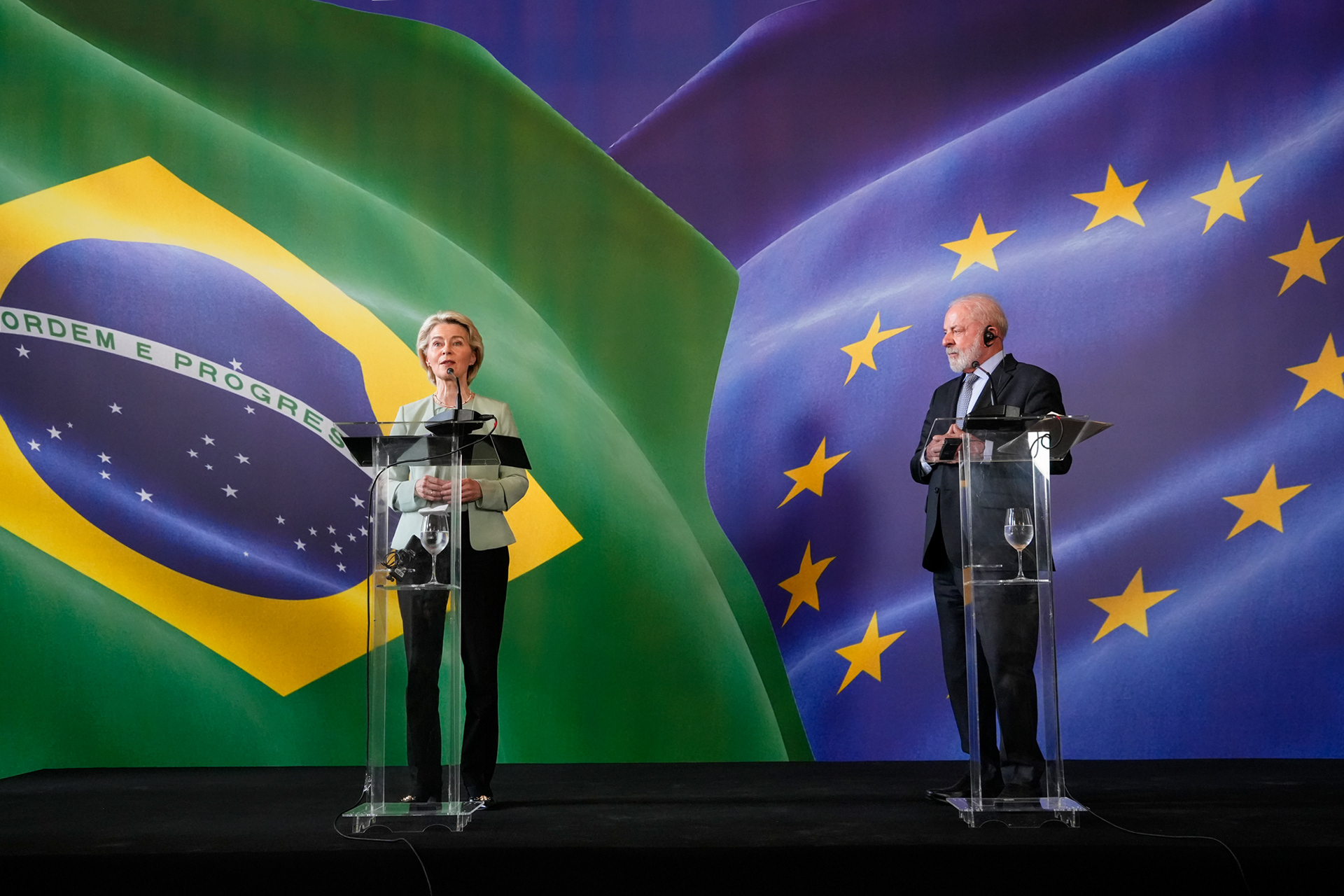 Cobertura fotojornalística da reunião do Presidente Luiz Inácio Lula da Silva e a presidente da Comissão Europeia, Ursula von der Leyen, no Palacio do Itamaraty, um dia antes da assinatura do acordo comercial entre o Mercosul e a União Europeia em Assunção, no Paraguai,  Rio de Janeiro, por Claudia Martini Foto e Vídeo.