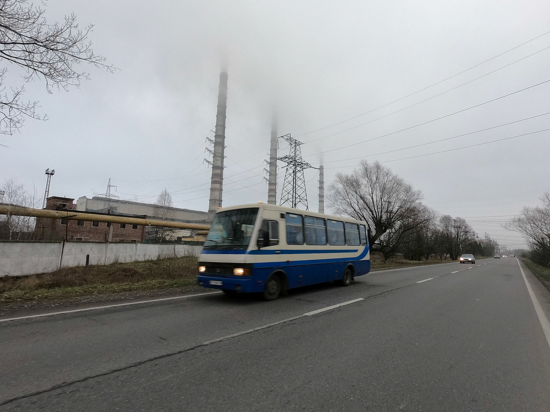 L'un des nombreux bus croisés sur la route