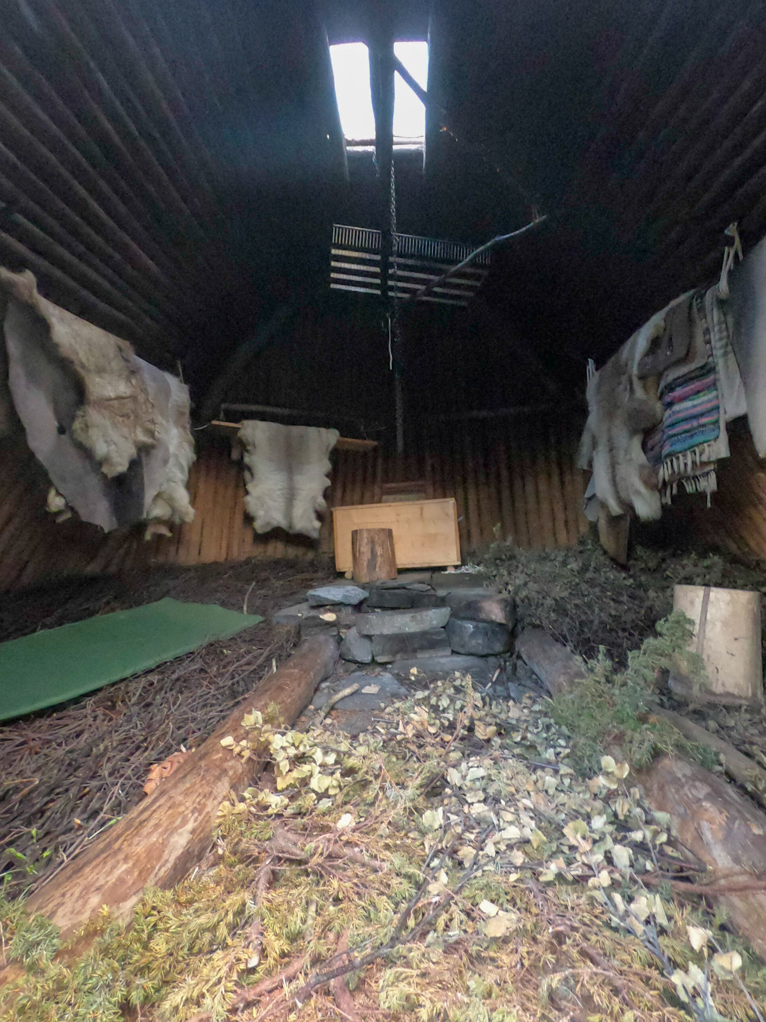 Dans la hutte