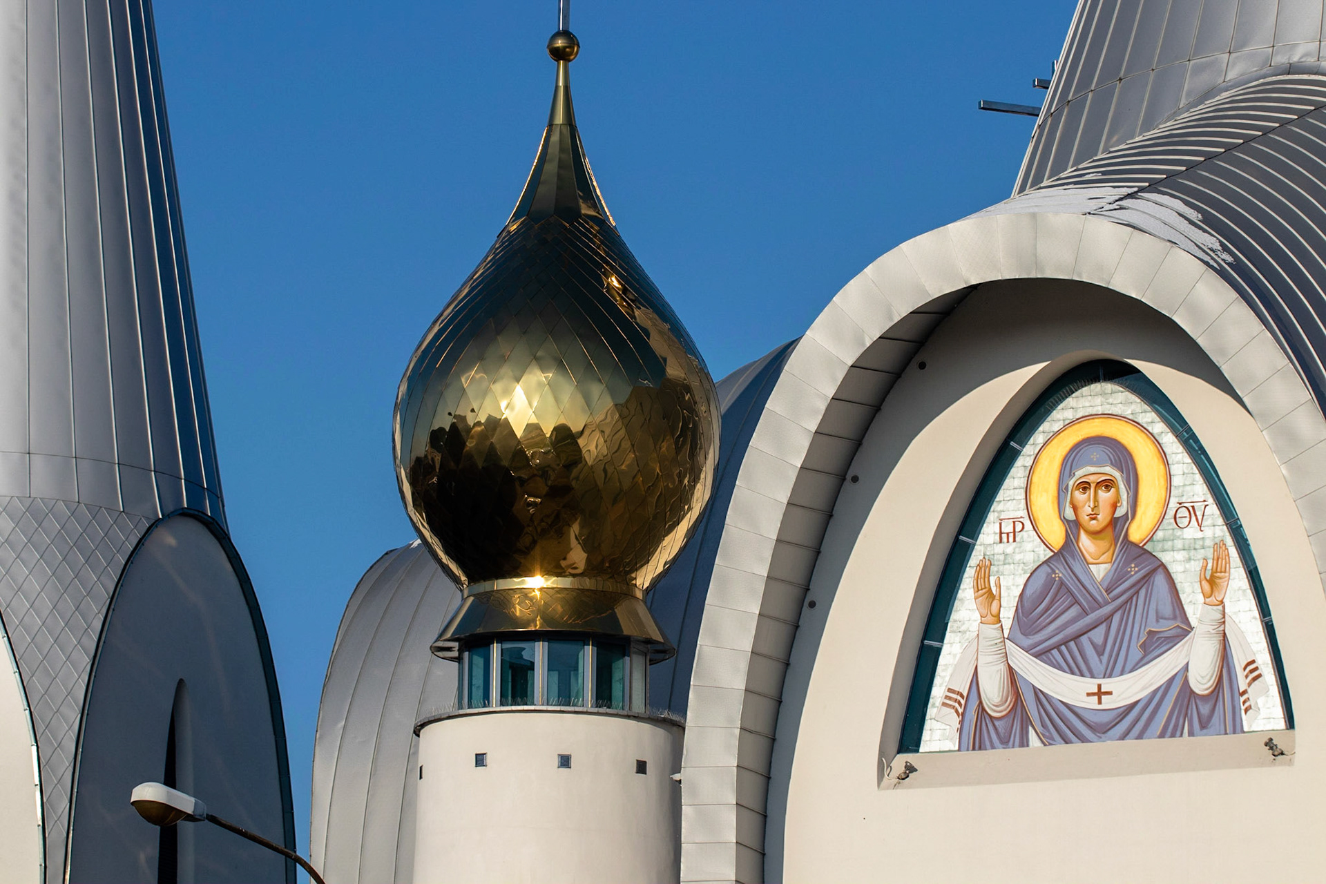 Quelques églises orthodoxes apparaissent
