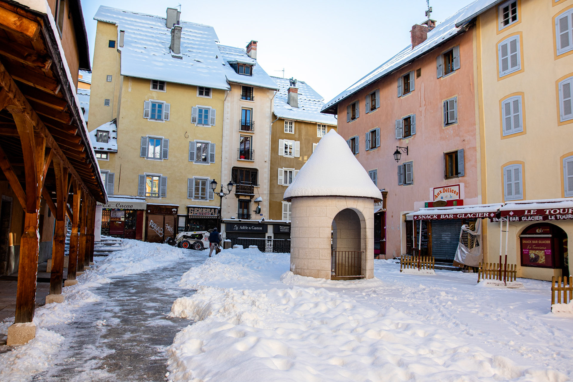 Au petit matin la ville s'active pour déblayer la neige