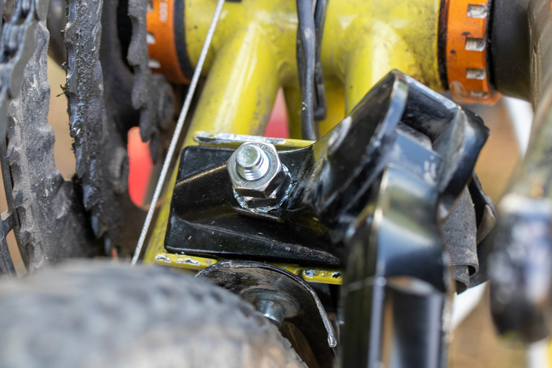 Impossible de trouver le bon pas de vis pour refixer la béquille ? Pas grave on bricole !