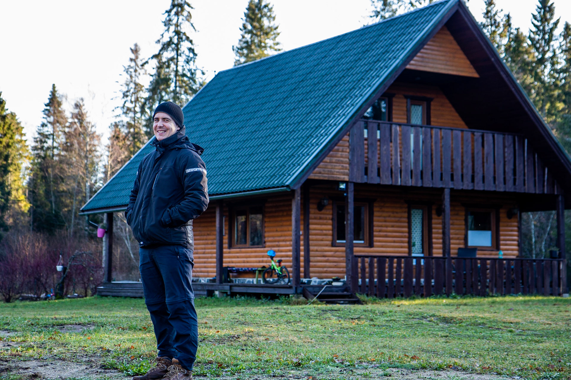 Viljar devant sa maison (qu'il a lui-même construit !)