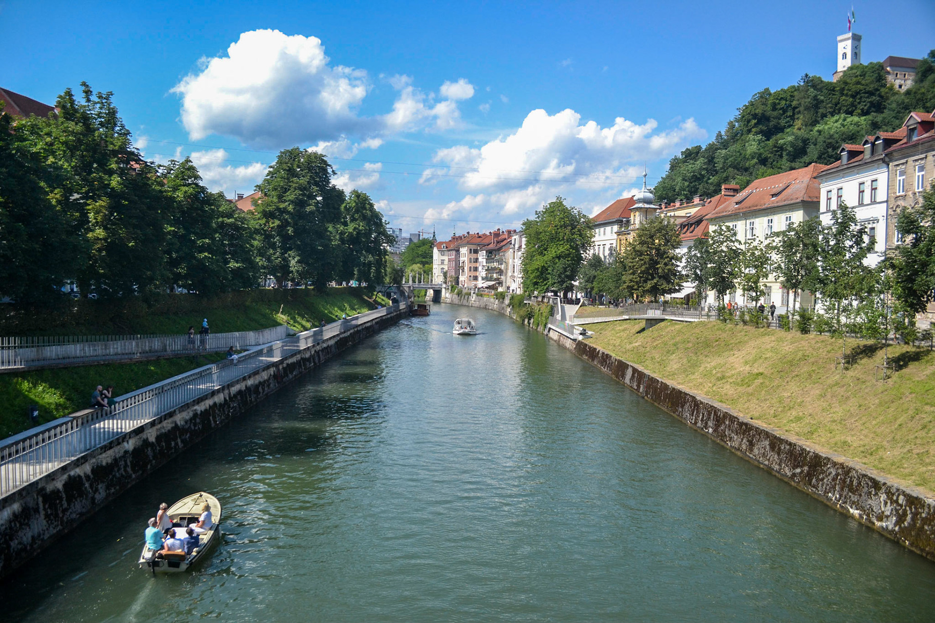 Les bateaux glissent langoureusement le long de la Ljubljanica