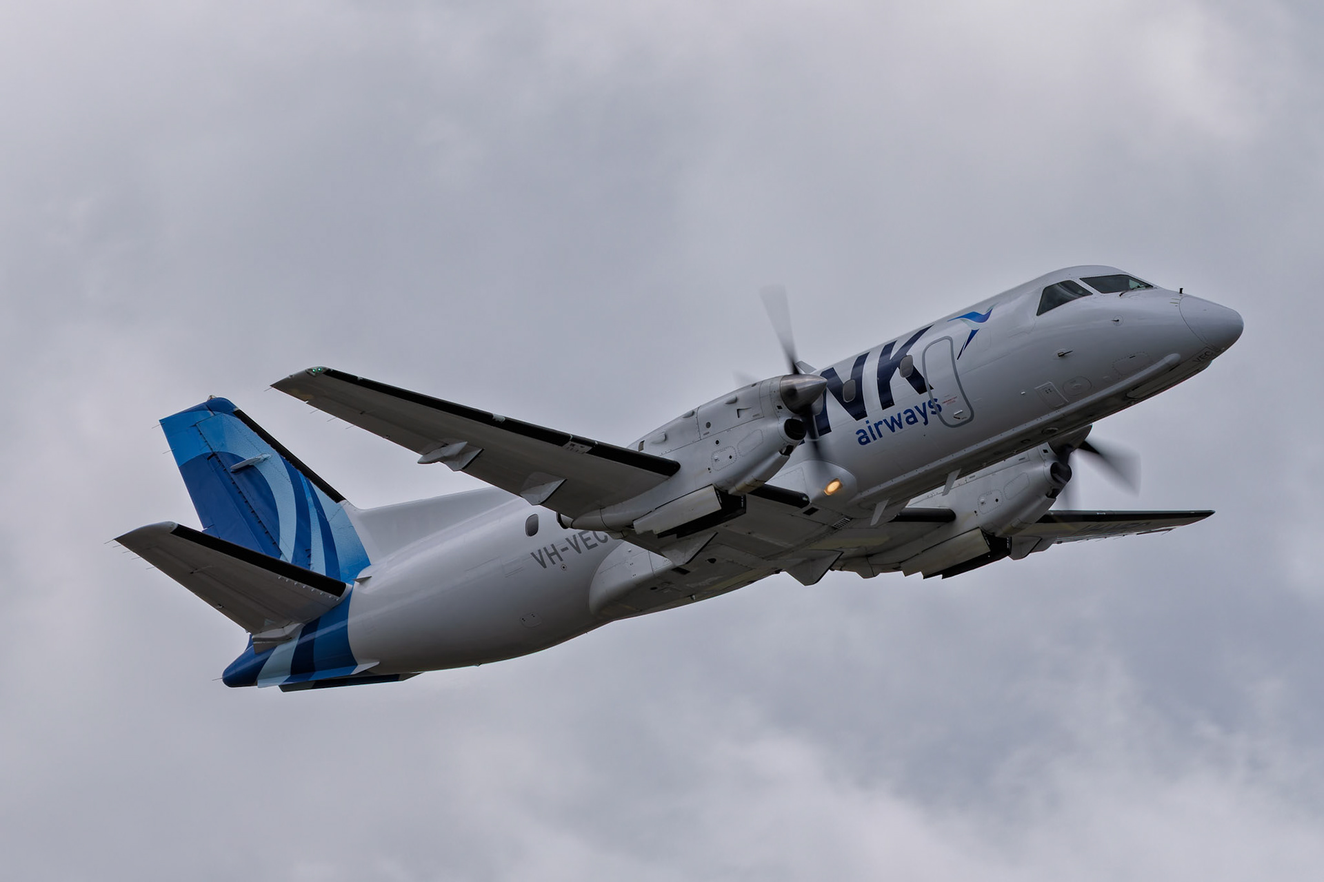 Link Airways Saab 340B+ [VH-VEC] Departing to Canberra from the Beach, Sydney Airport, Australia