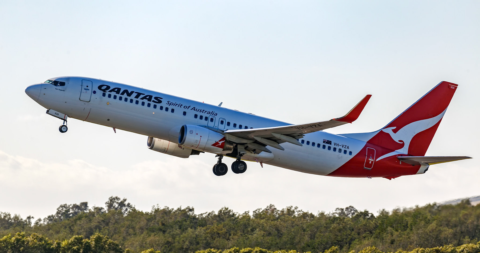 Qantas Boeing 737-838 [VH-VZA] Departing to Cairns, at Brisbane International Airport, Australia