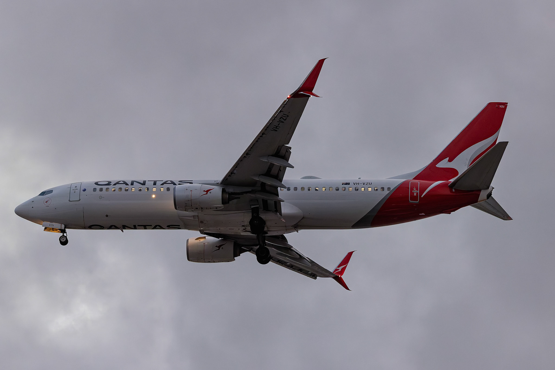 Qantas Boeing 737-838 [VH-VZU] Arriving from Darwin from The Mantra, Sydney Airport, Australia
