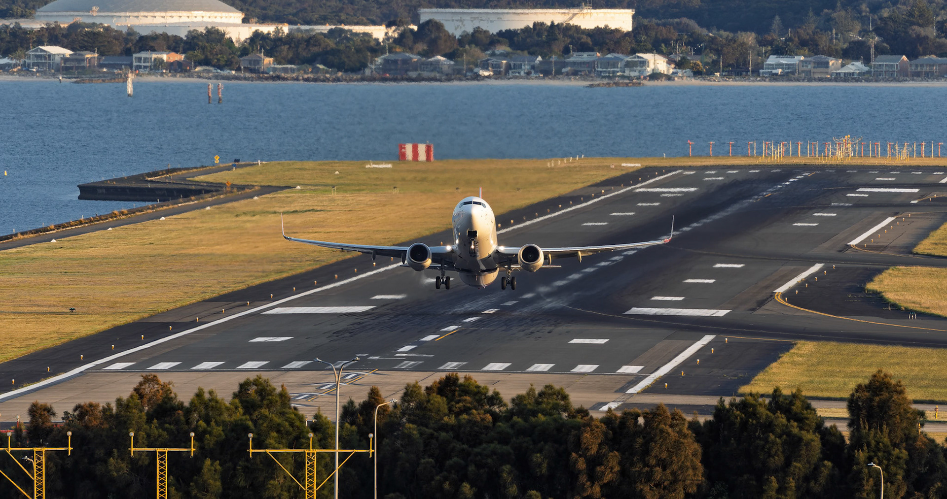Qantas Boeing 737-838 [VH-VZI] Departing to Queenstown from the P3 Carpark, Sydney Airport, Australia