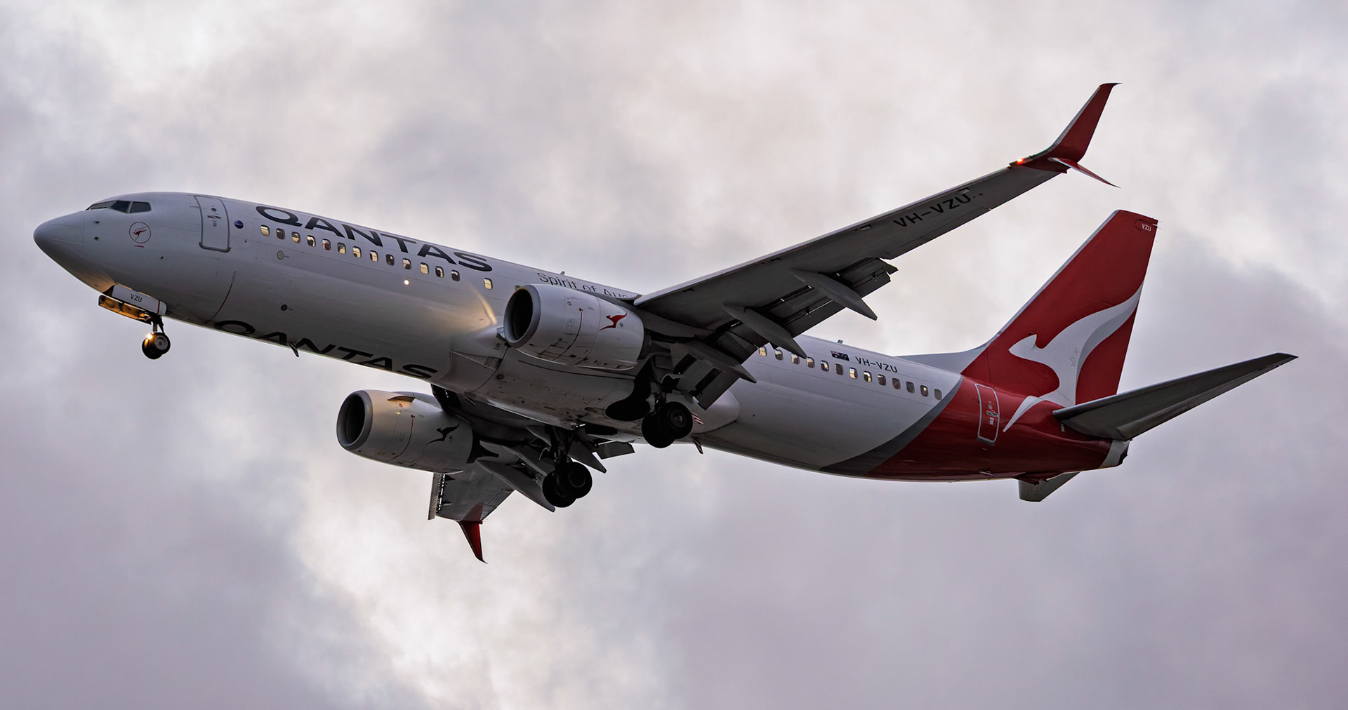 Qantas Boeing 737-838 [VH-VZU] Arriving from Darwin from The Mantra, Sydney Airport, Australia