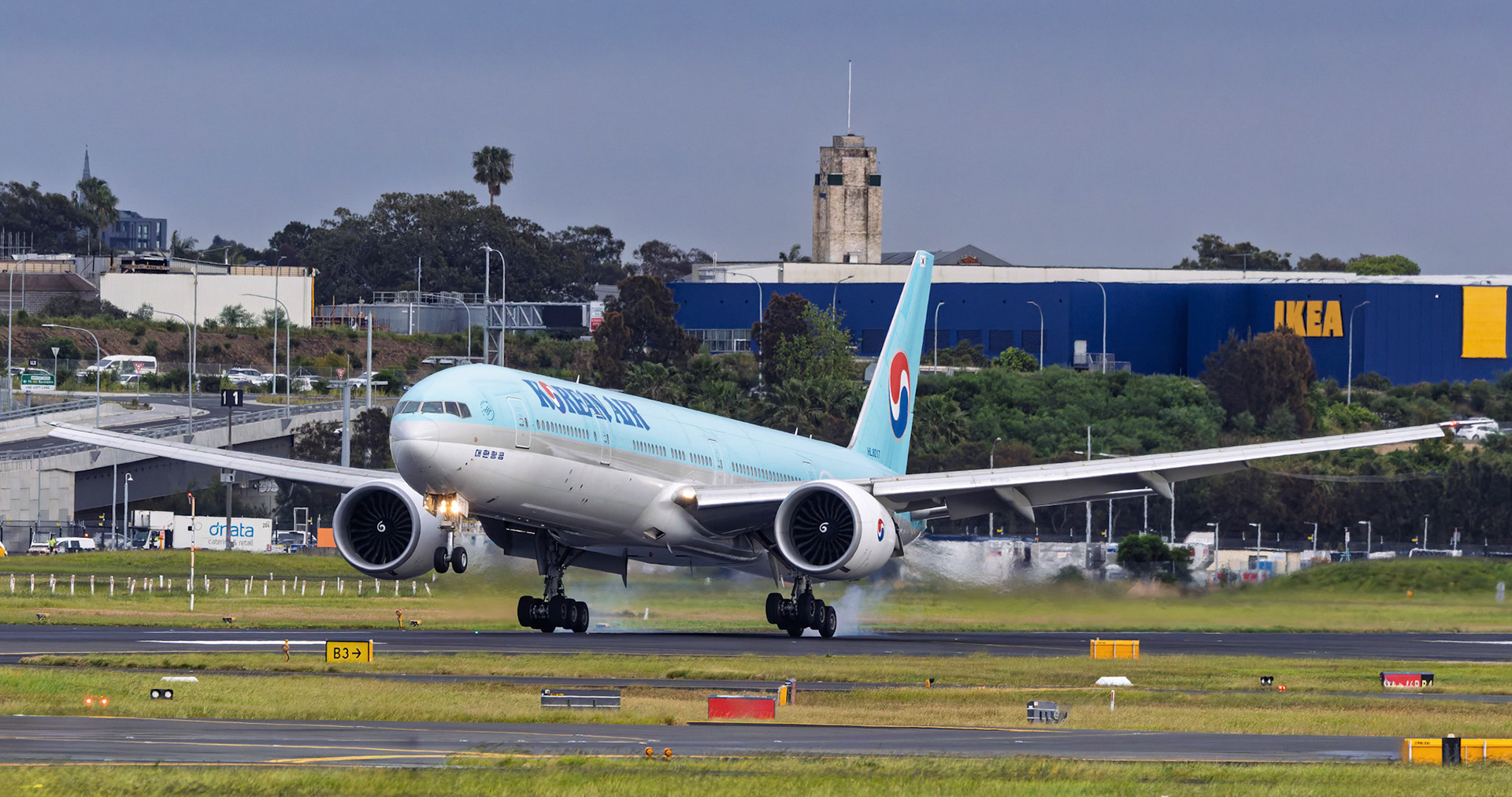 Korean Air Boeing 777-3B5(ER) [HL8217] Arriving from Seoul from the Sheps Mound, Sydney Airport, Australia