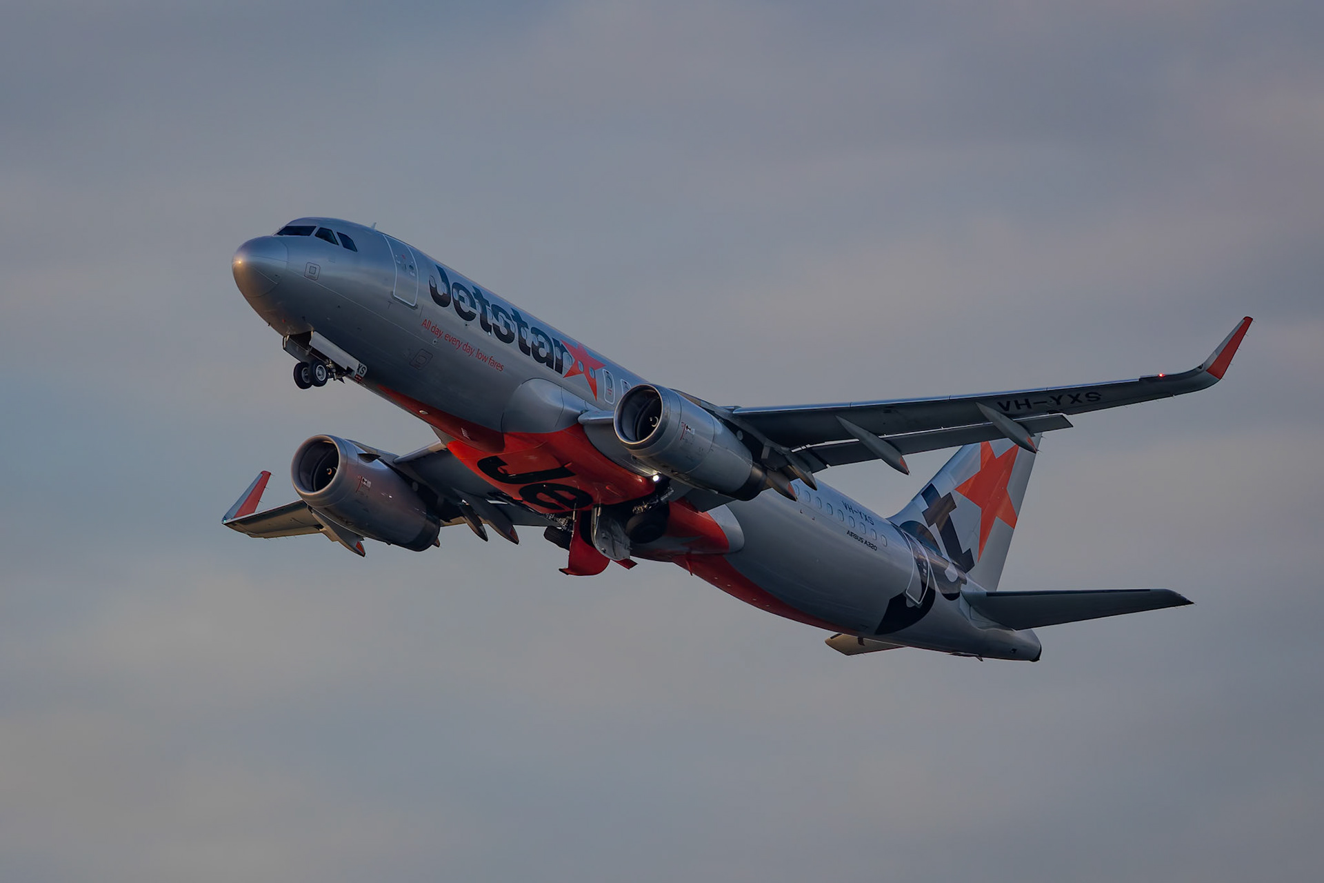 JetStar Airbus A320-232 [VH-YXS], Departing to Melbourne at Brisbane International Airport, Australia