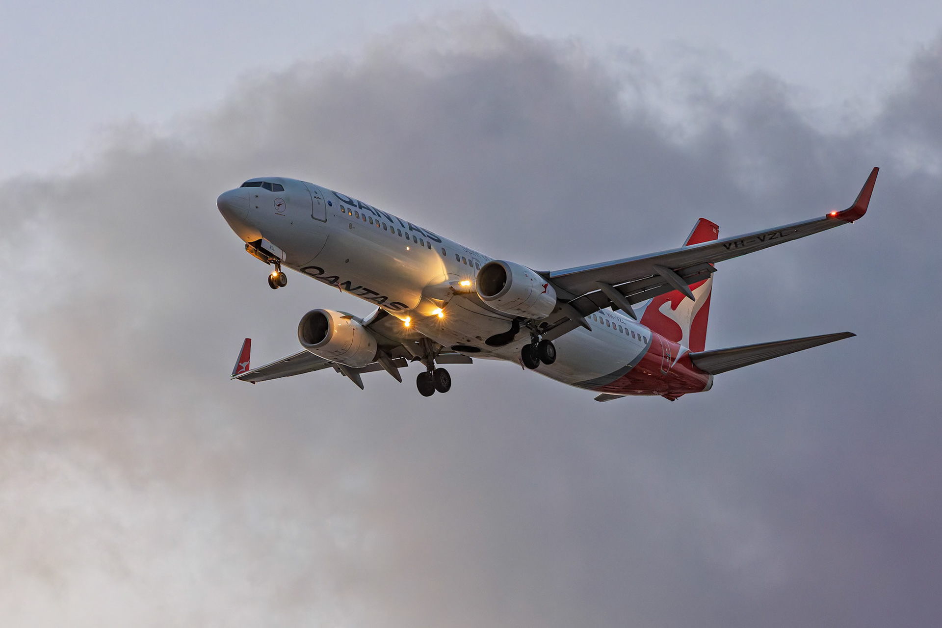 Qantas Boeing 737-838 [VH-VZL] Arriving from Wellington from The Mantra, Sydney Airport, Australia