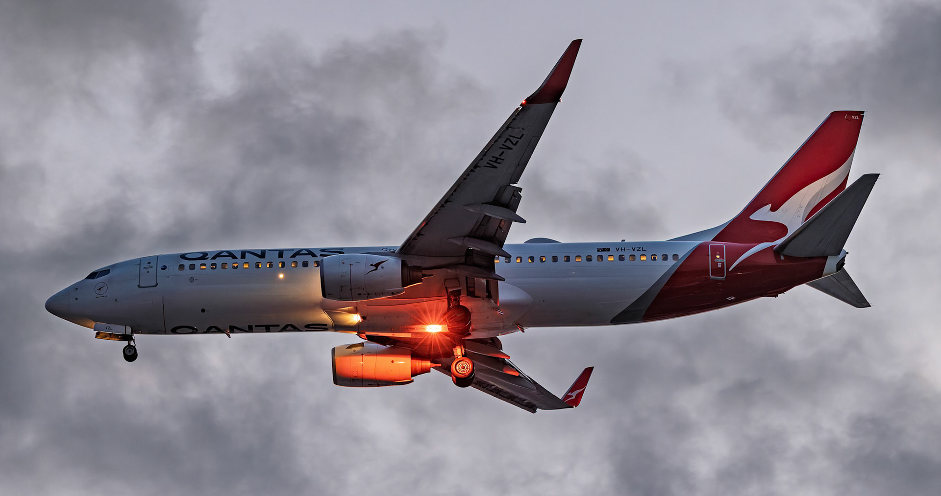 Qantas Boeing 737-838 [VH-VZL] Arriving from Wellington from The Mantra, Sydney Airport, Australia