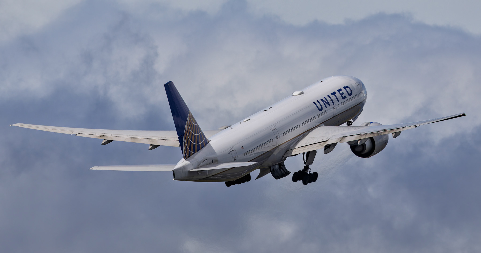 United Airlines Boeing 777-224(ER) [N78001] Departing to San Francisco from the Beach, Sydney Airport, Australia