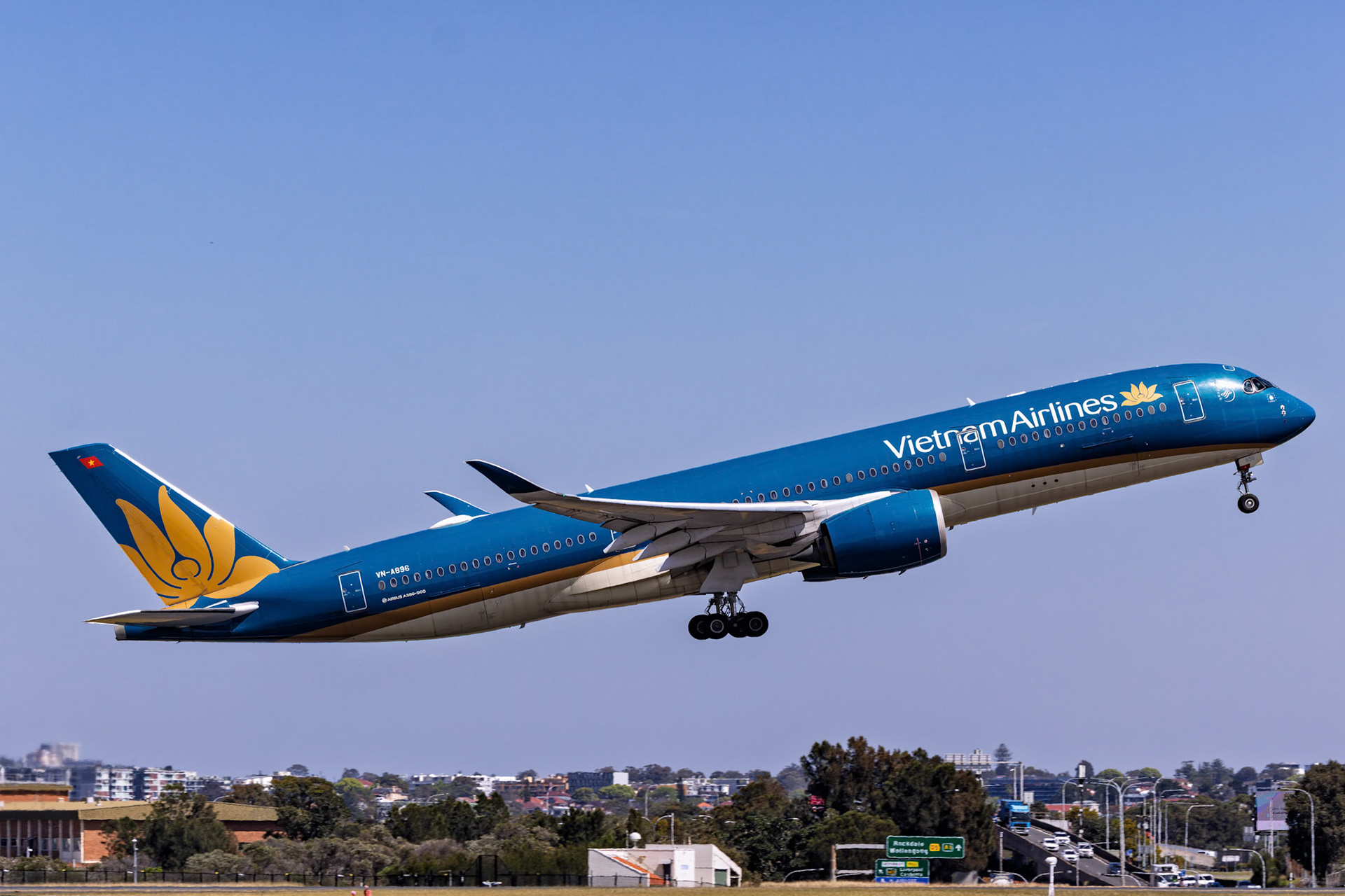 Vietnam Airlines Airbus A350-941 [VN-A896] Departing to Ho Chi Minh City from the Sheps Mound, Sydney Airport, Australia