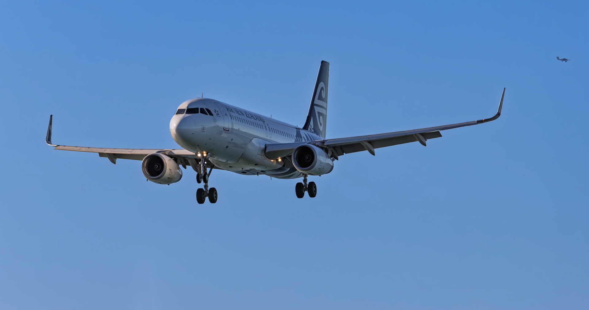 Air New Zealand Airbus A320-232 [ZK-OXK] Arriving from Queenstown from Airport Lookout, New Zealand