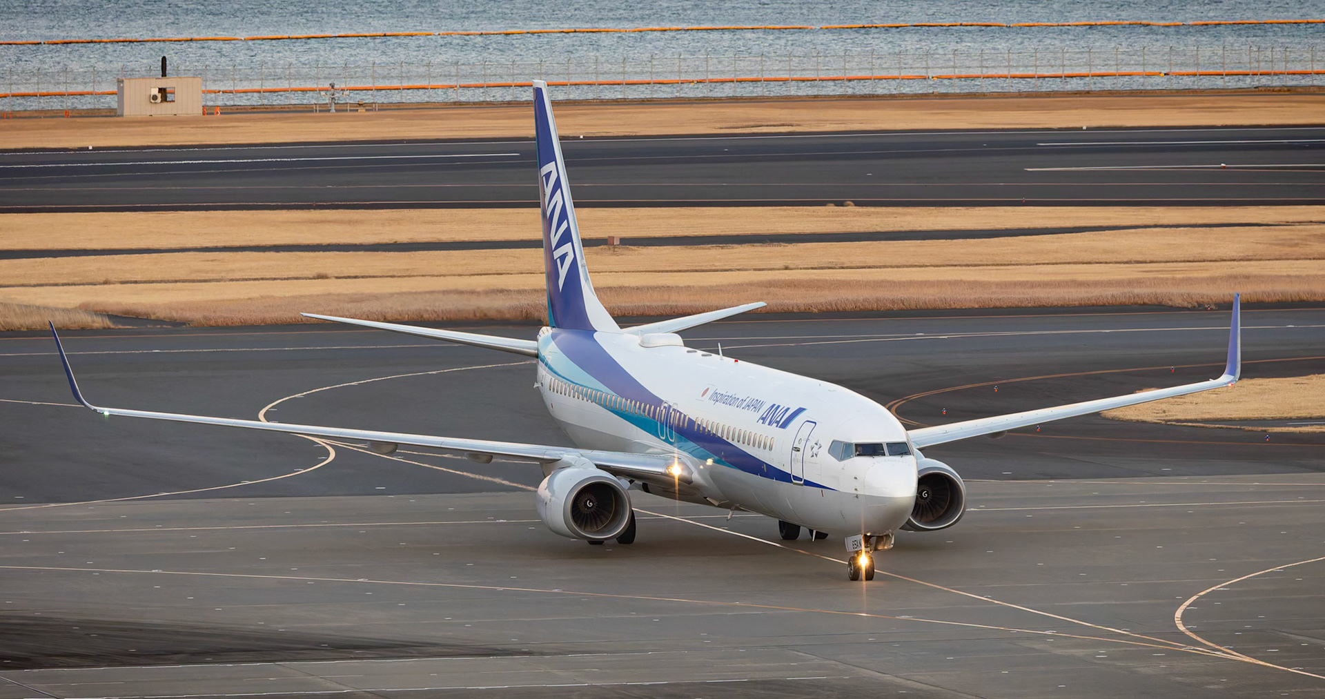 All Nippon Airways Boeing 737-881 (JA65AN) Arriving from Matsushige, Japan, captured from Terminal 2 viewing platform at Haneda Airport in Tokyo, Japan