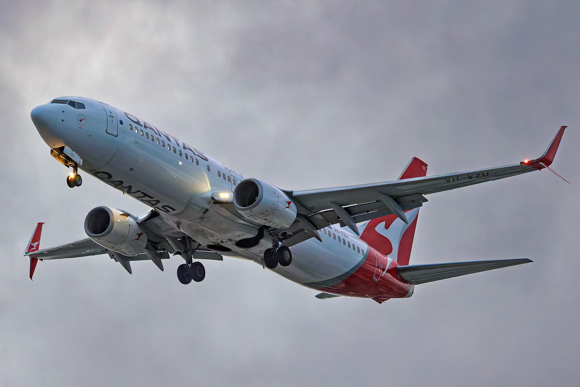 Qantas Boeing 737-838 [VH-VZU] Arriving from Darwin from The Mantra, Sydney Airport, Australia