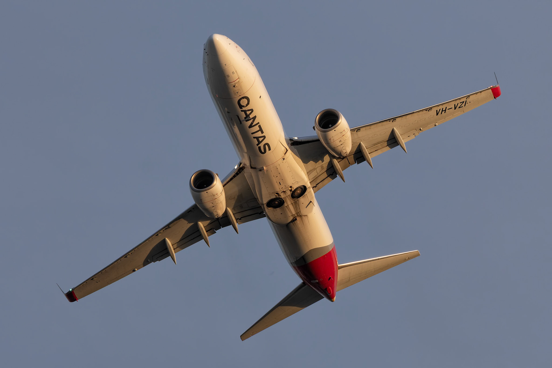 Qantas Boeing 737-838 [VH-VZI] Departing to Queenstown from the P3 Carpark, Sydney Airport, Australia