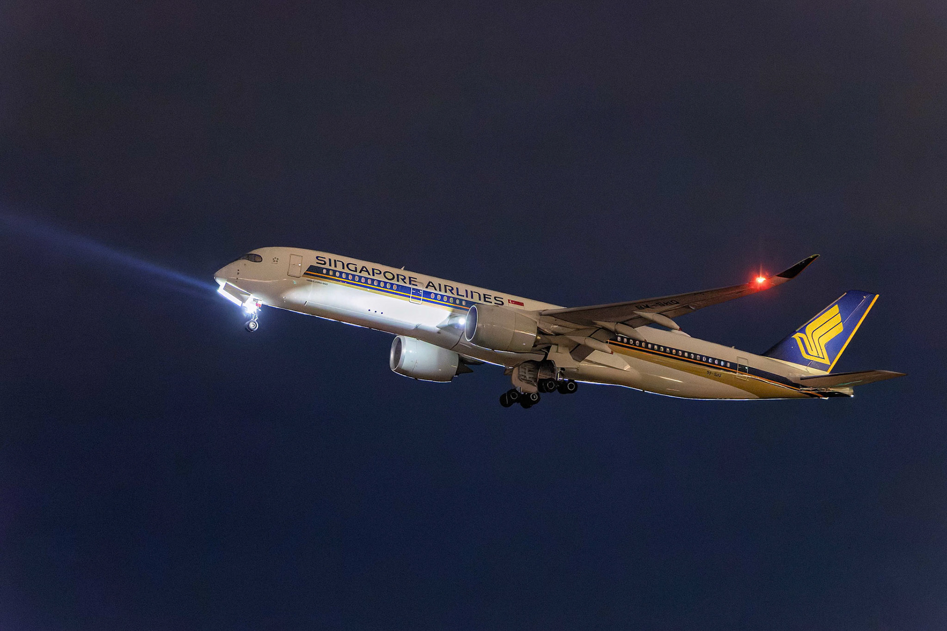 Singapore Airlines Airbus A350-941 [9V-SHQ] Departing to Singapore at the Brisbane International Airport, Australia