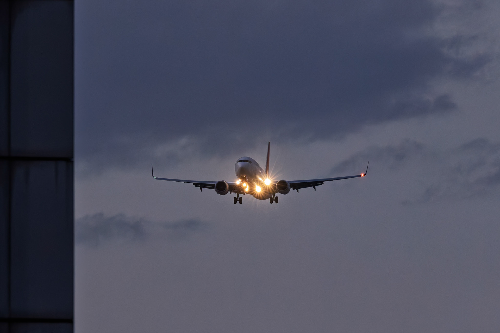 Qantas Boeing 737-838 [VH-VZL] Arriving from Wellington from The Mantra, Sydney Airport, Australia