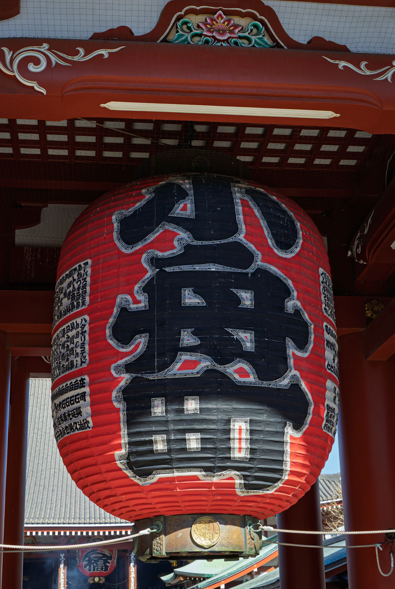 One of the large lanterns under Senso-ji Hozomon Gate at Sensō-ji in Tokyo, Jaoan