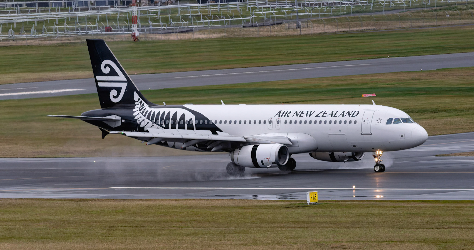 Air New Zealand Airbus A320-232 [ZK-OJS] Arriving from Wellington, from Christchurch Airport Novotel Hotel, New Zealand