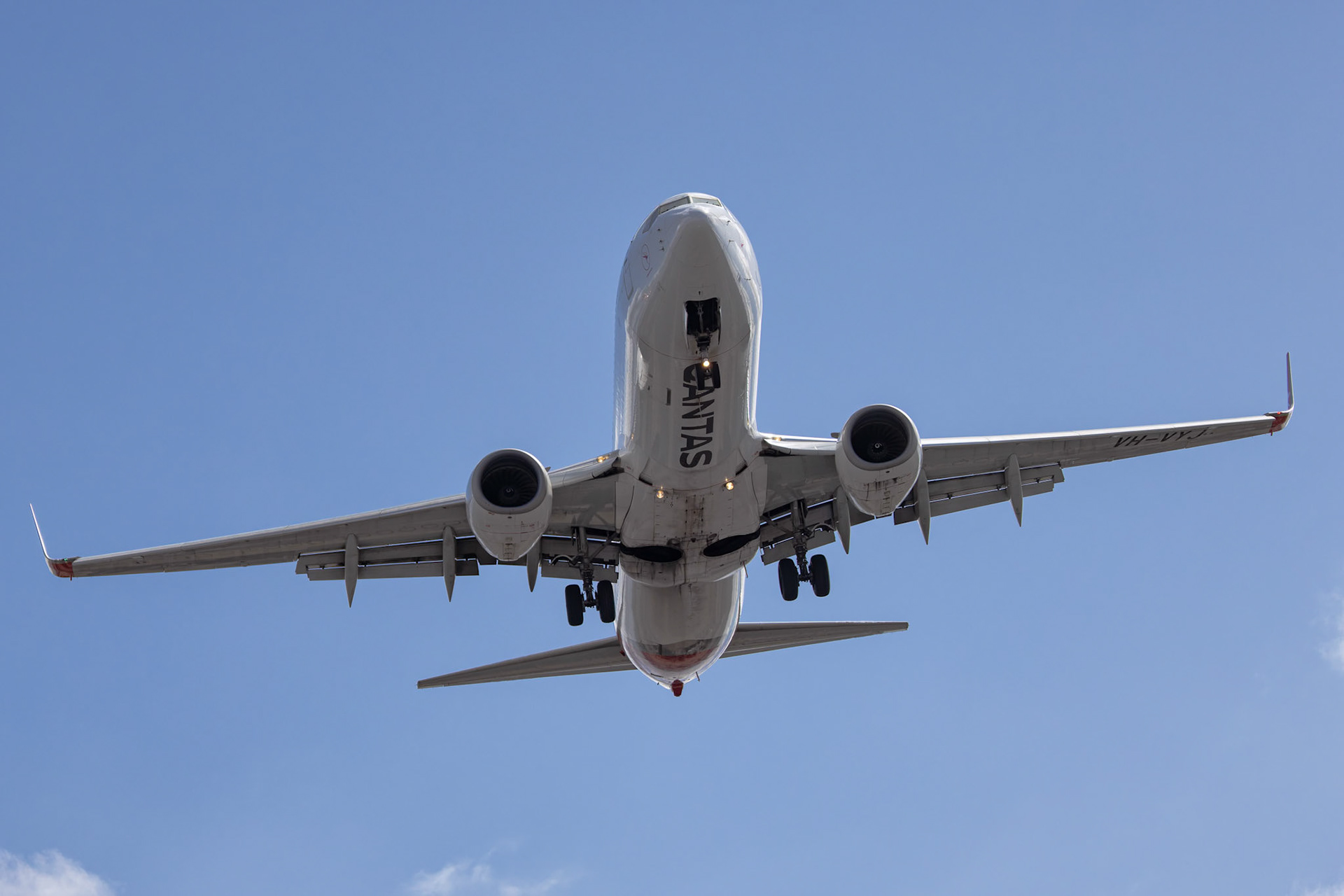 Qantas Boeing 737-838 [VH-VYJ] Arriving from Adeliade at Melbourne International Airport, Australia