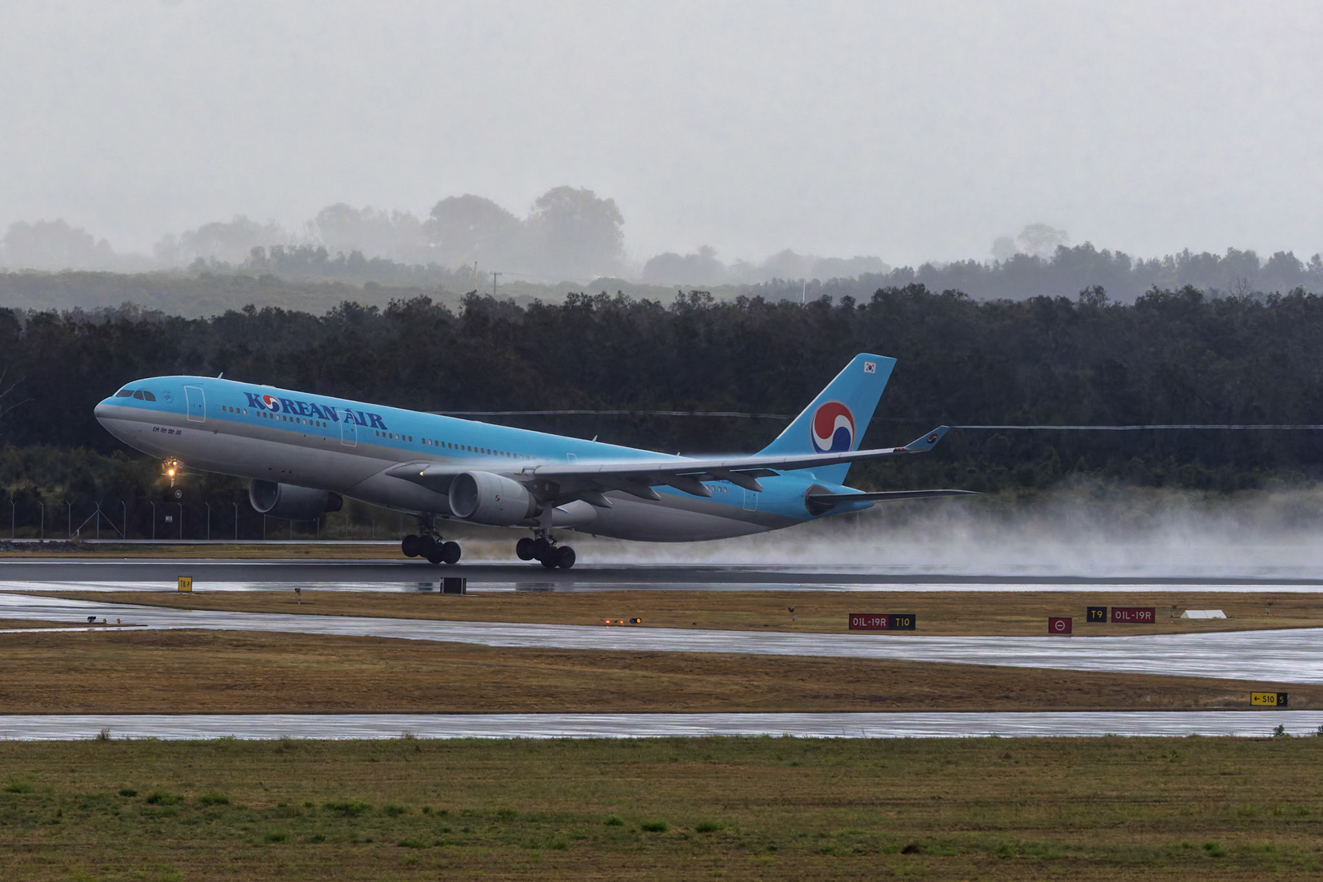 Korean Air Airbus A330-323 [HL-8002], Departing to Seoul at Brisbane International Airport, Australia