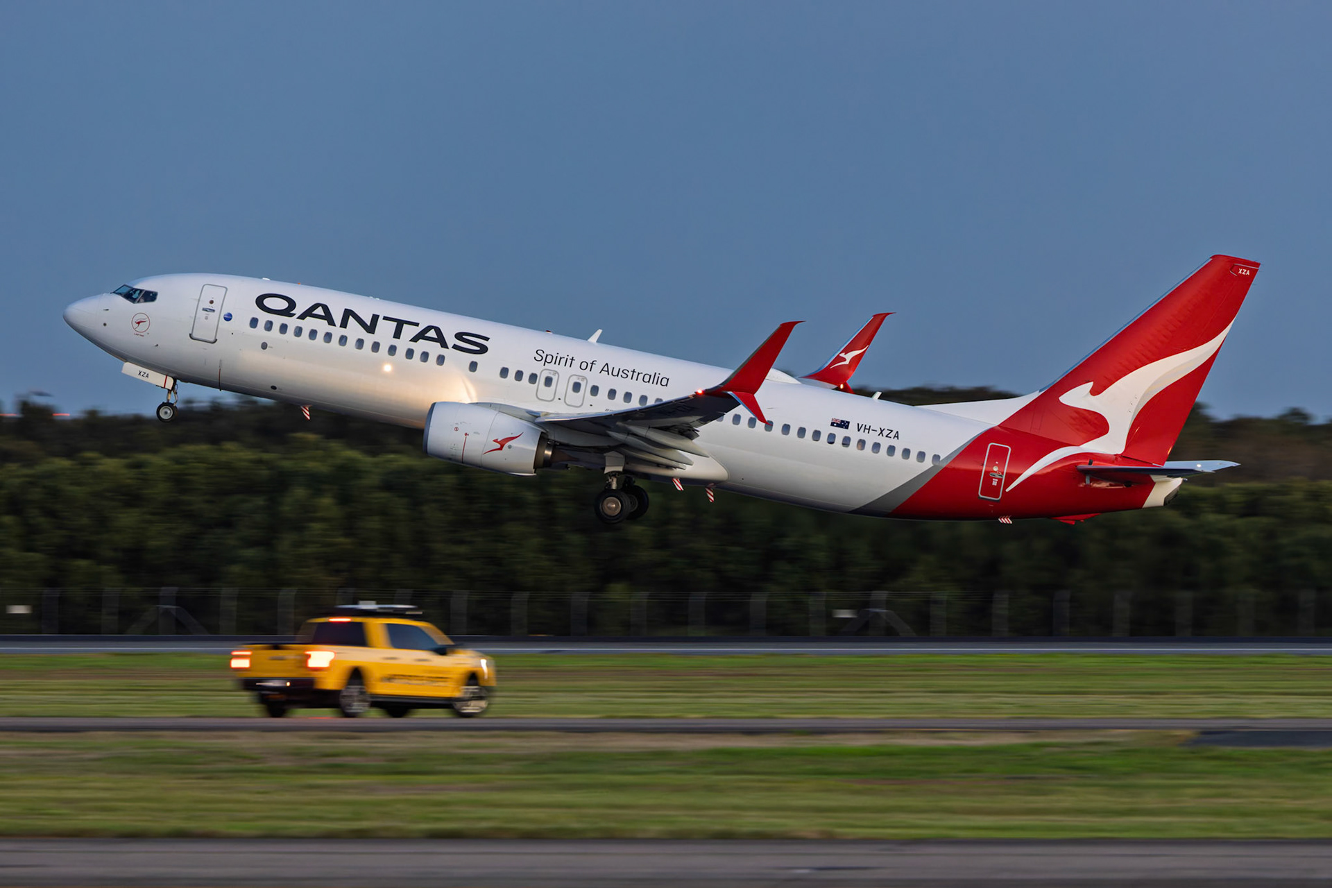 Qantas Boeing 737-838 [VH-XZA] Departing to Perth at Brisbane International Airport, Australia