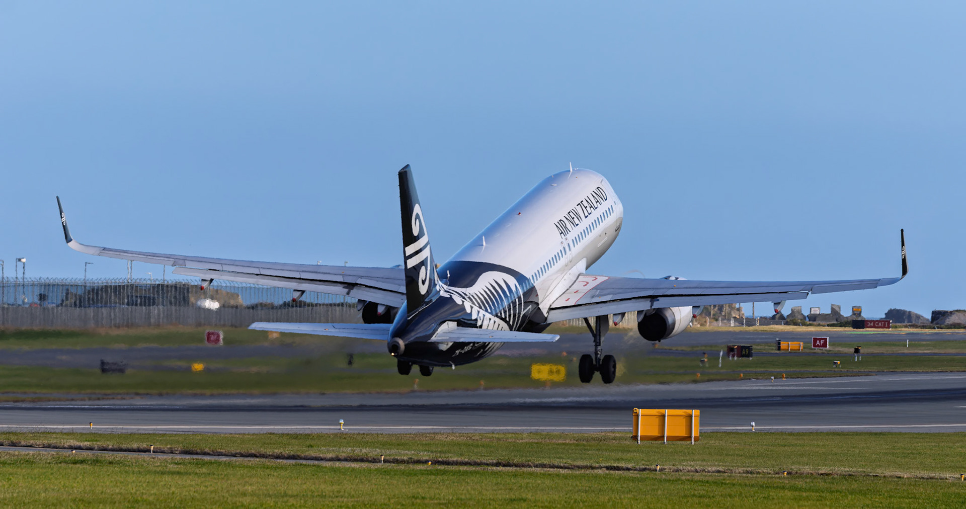 Air New Zealand Airbus A320-232 [ZK-OXG] Departing to Christchurch at Wellington Airport from the Coutts Street, New Zealand