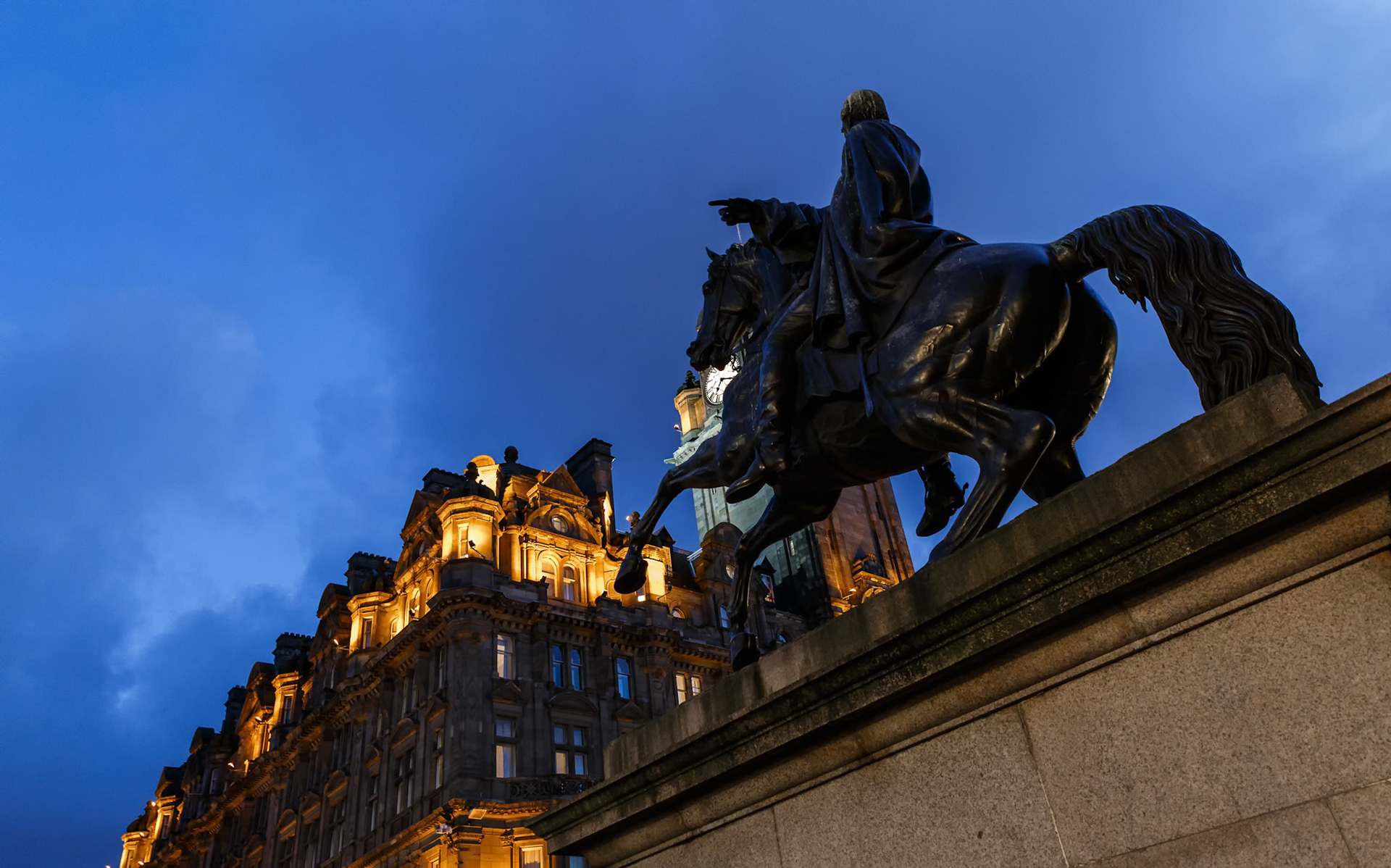 Status of the Duke of Wellington out front of the National Archives of Scotland in Edinburgh, Scotland