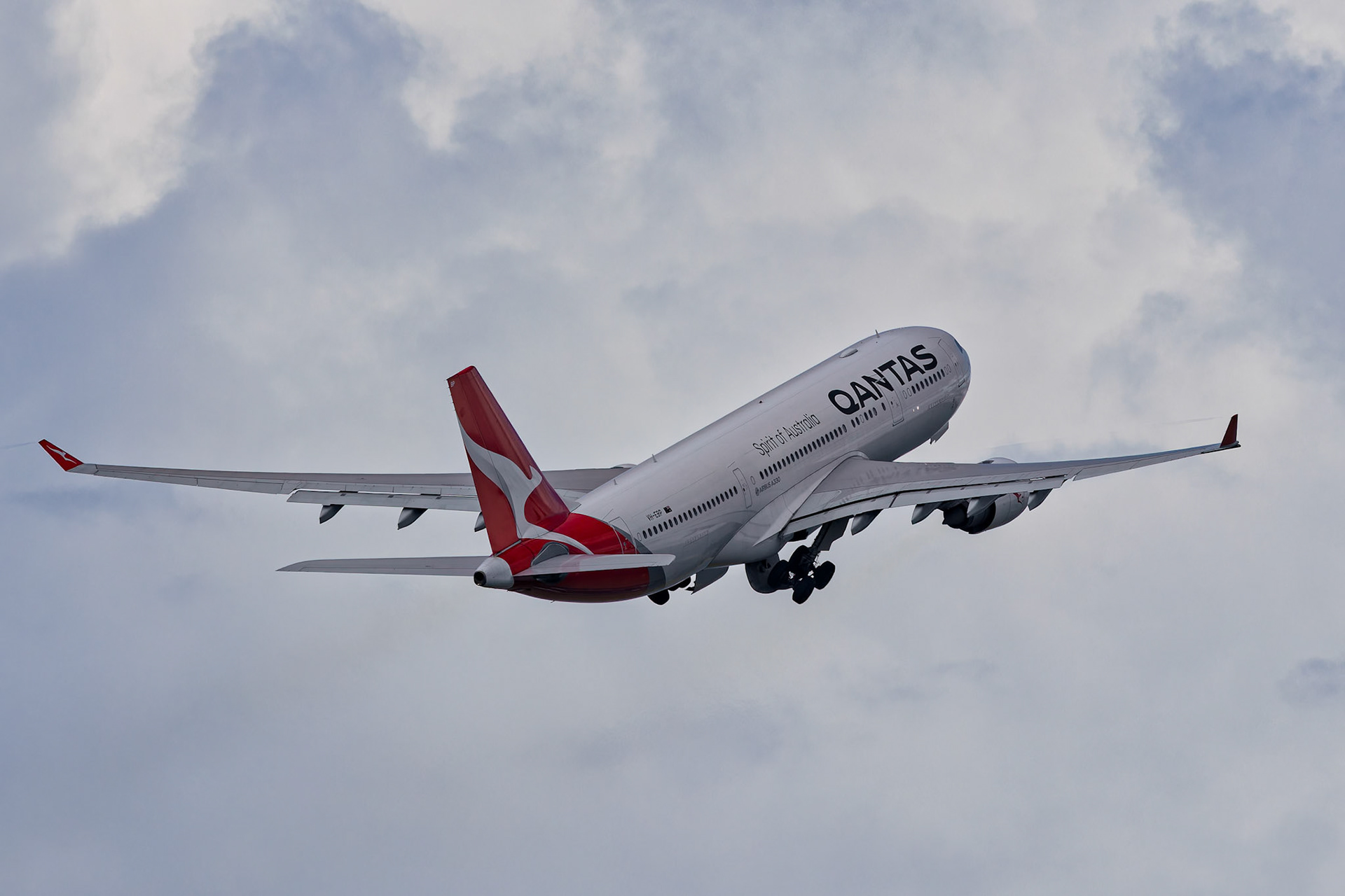 Qantas Airbus A330-202 [VH-EBP] Departing to Bengaluru from the Beach, Sydney Airport, Australia