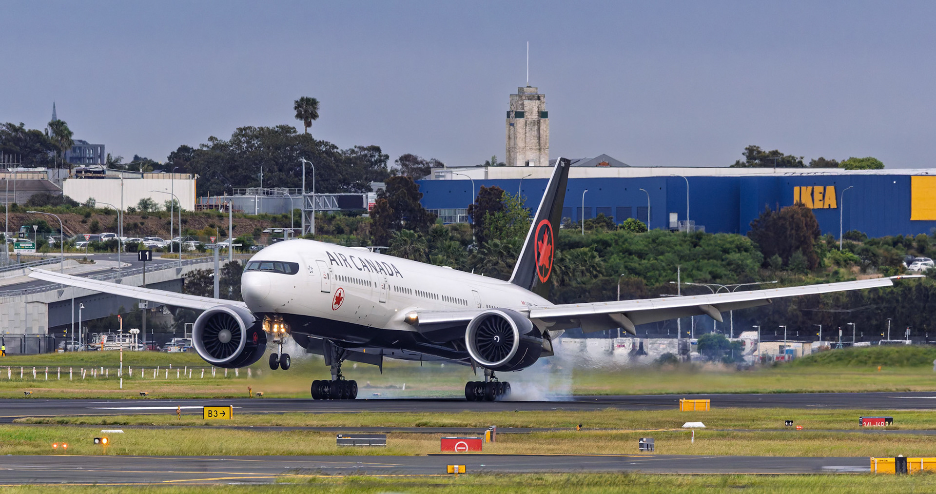 Air Canada Boeing 777-233(LR) [C-FNNH] Arriving from Vancouver from the Sheps Mound, Sydney Airport, Australia