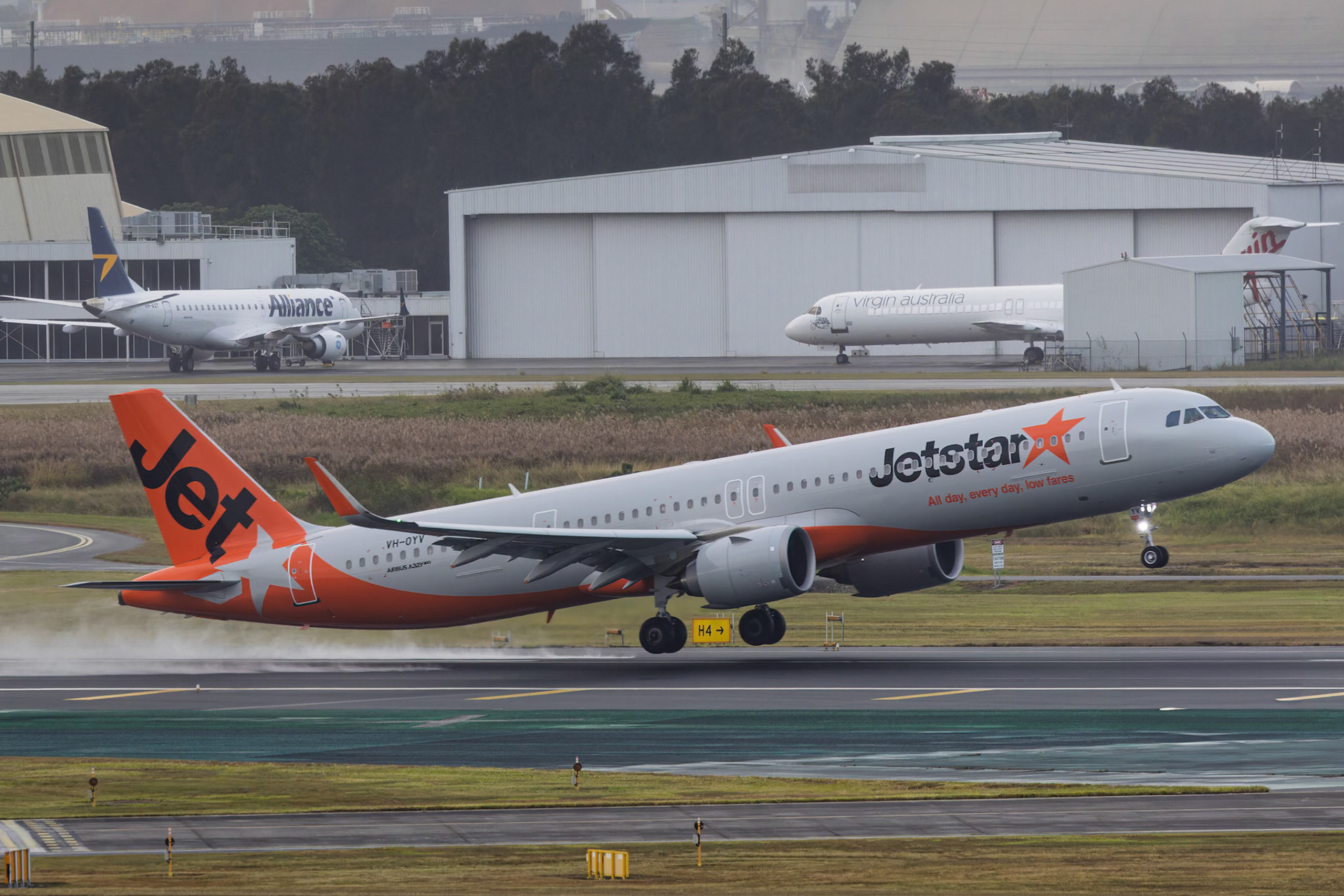 JetStar Airbus A321-251NX(LR) [VH-OYV], Departing to Sydney at Brisbane International Airport, Australia