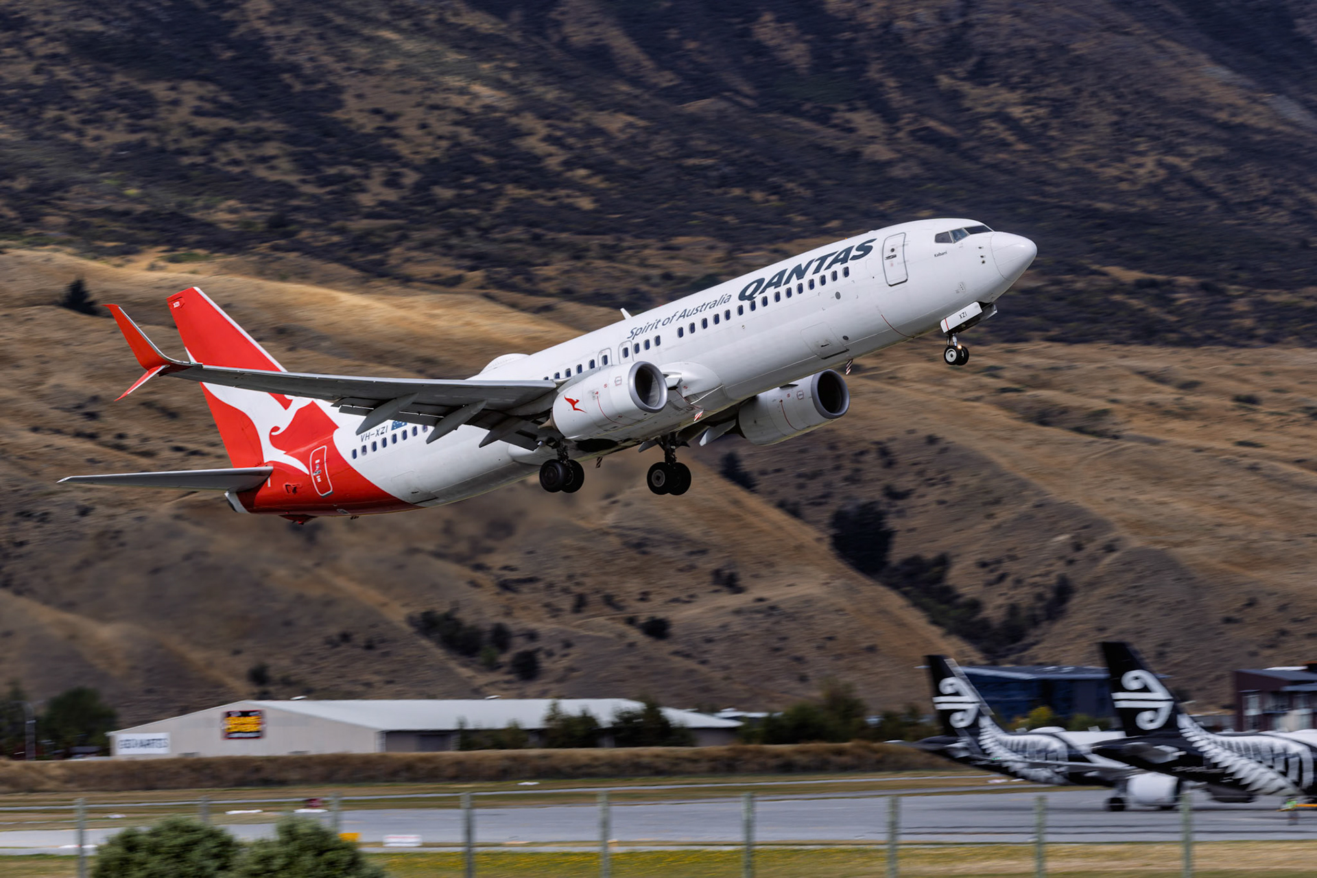 Qantas Boeing 737-838 [VH-XZI] Departing to Sydney, from Queenstown Airport, New Zealand