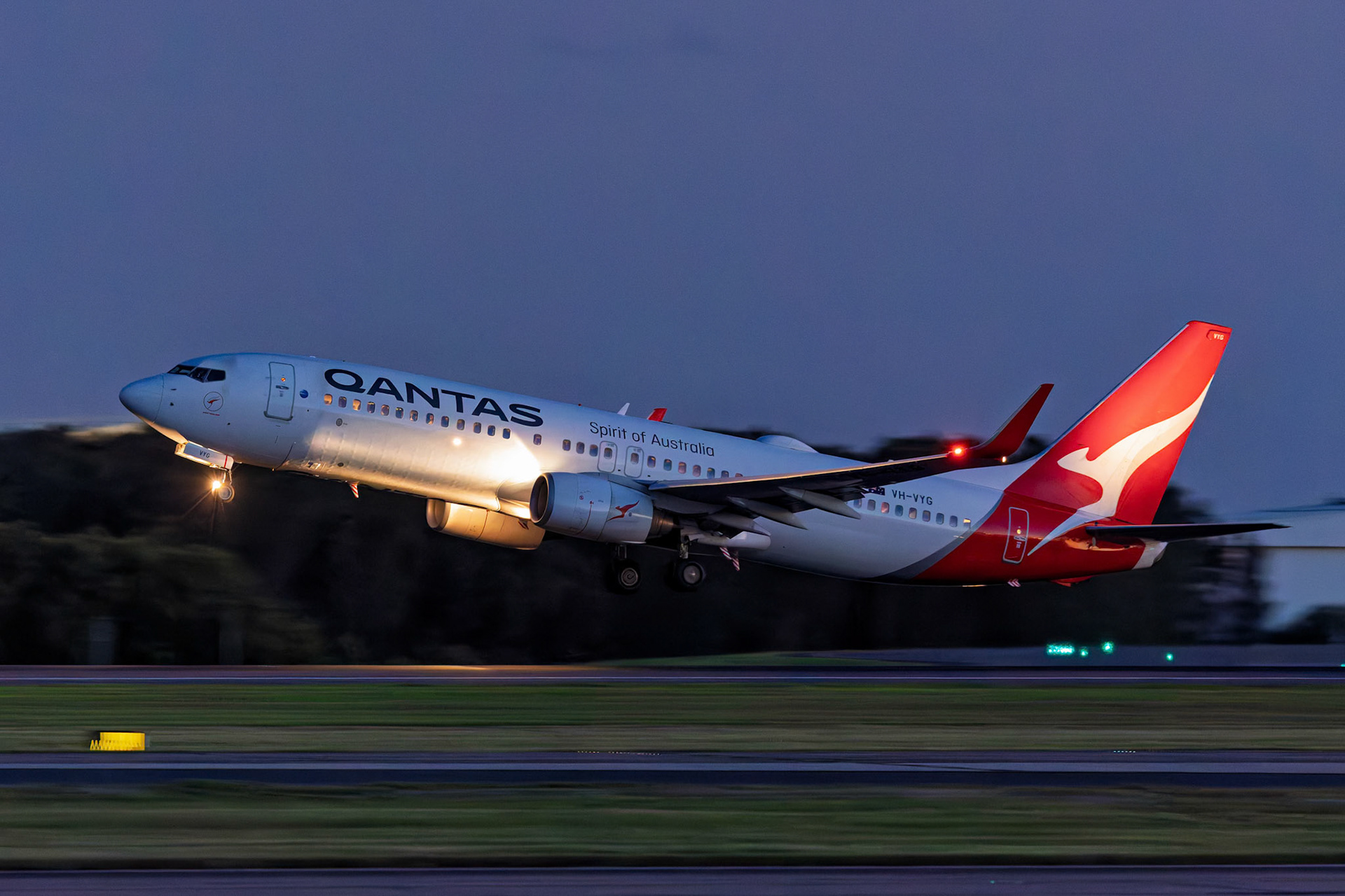 Qantas Boeing 737-838 [VH-VYG] Departing to Melbourne at Brisbane International Airport, Australia