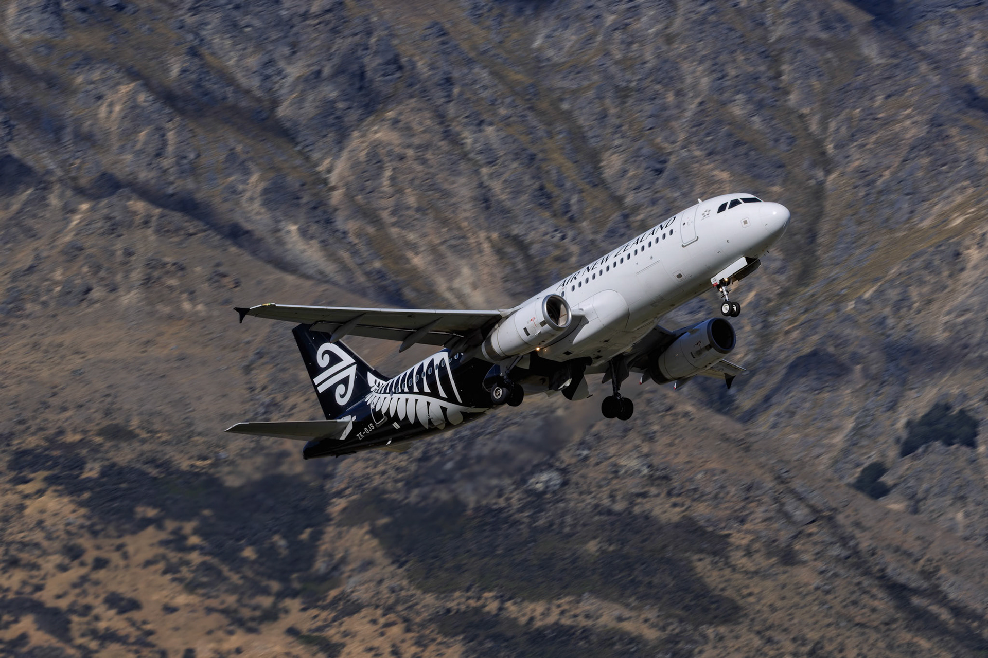 Air New Zealand Airbus A320-232 [ZK-OJS] Departing to Wellington, from Queenstown Airport, New Zealand