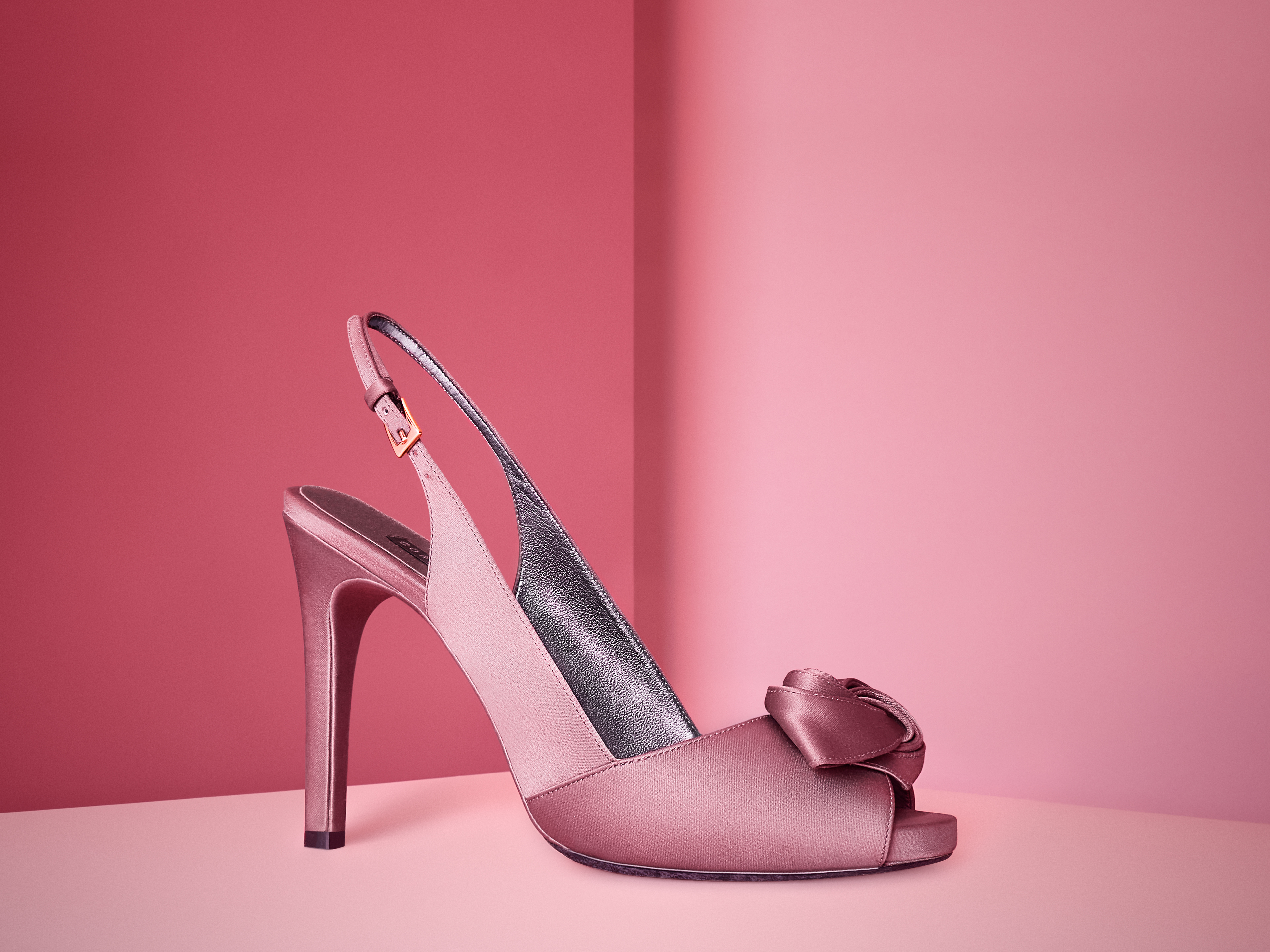 A lesson on retouching a battered old shoe using Adobe Photoshop and Capture One.