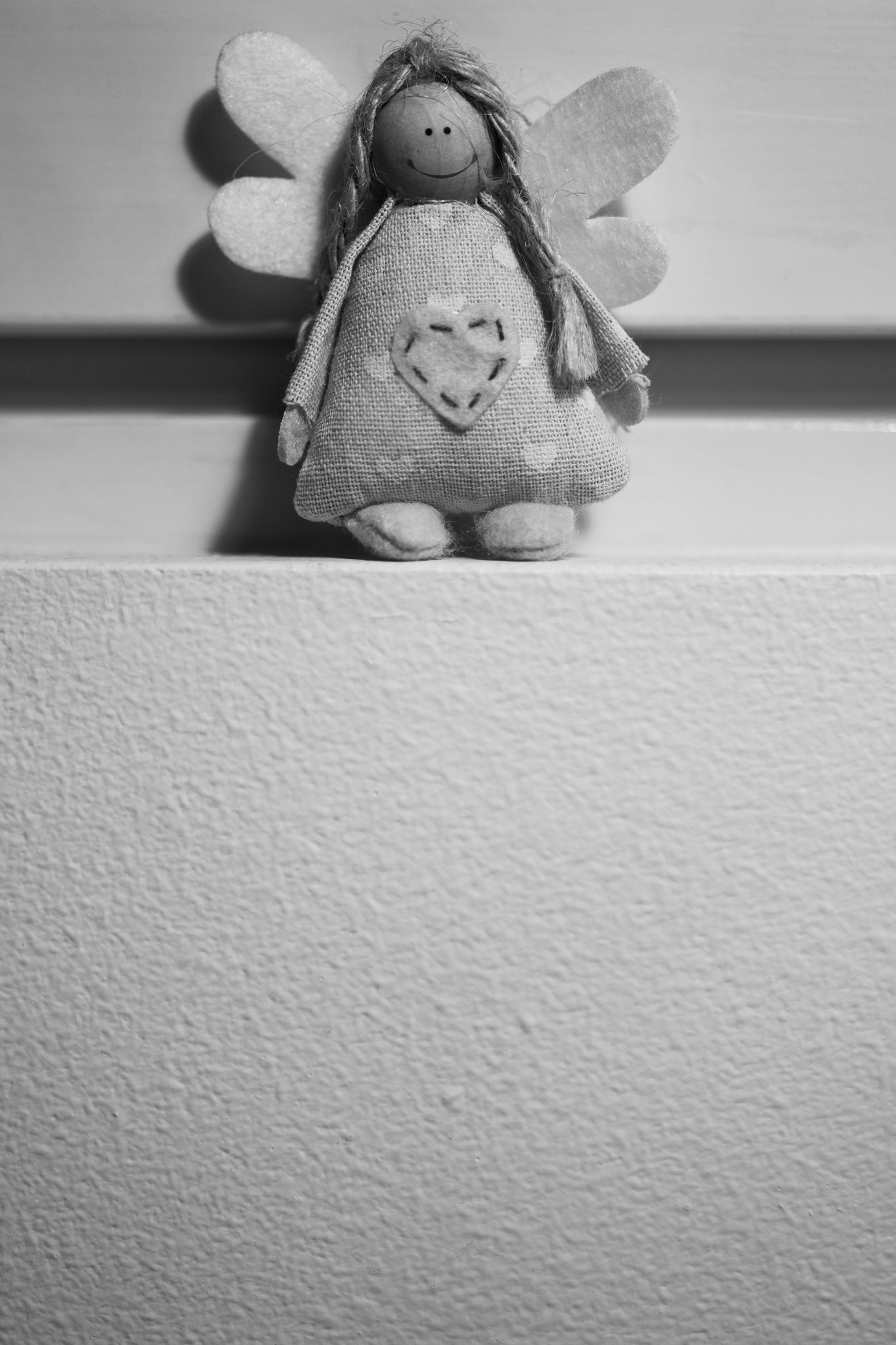 Enkeli ikkunalaudalla vartioi uniani. Enkelin alkuperä minulle tuntematon tai unohtunut.